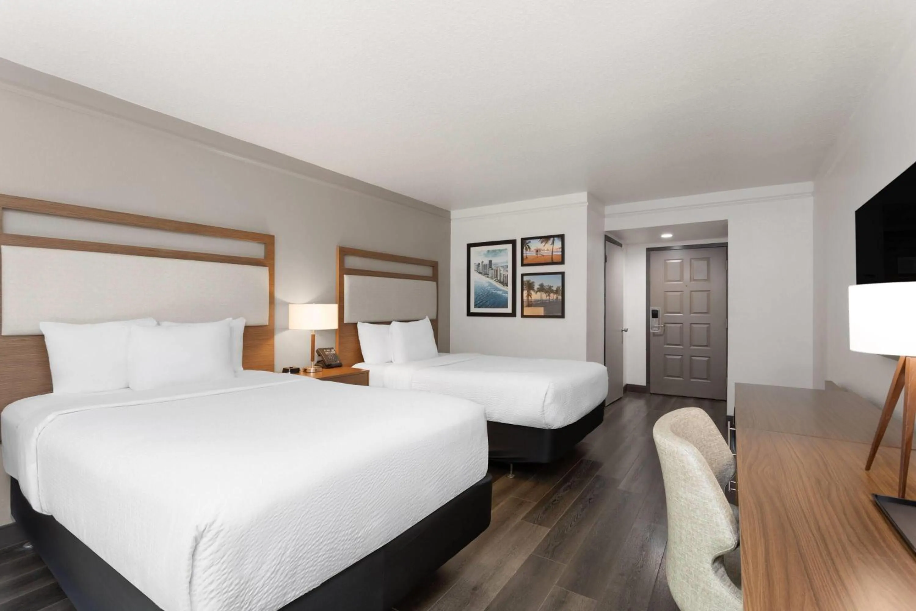 Photo of the whole room, Bed in La Quinta by Wyndham Ft Lauderdale Cypress Creek