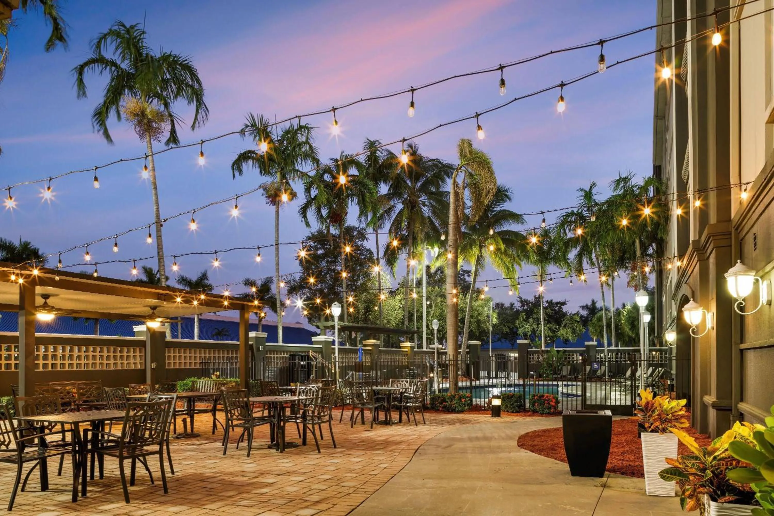 Inner courtyard view in La Quinta by Wyndham Miami Airport West