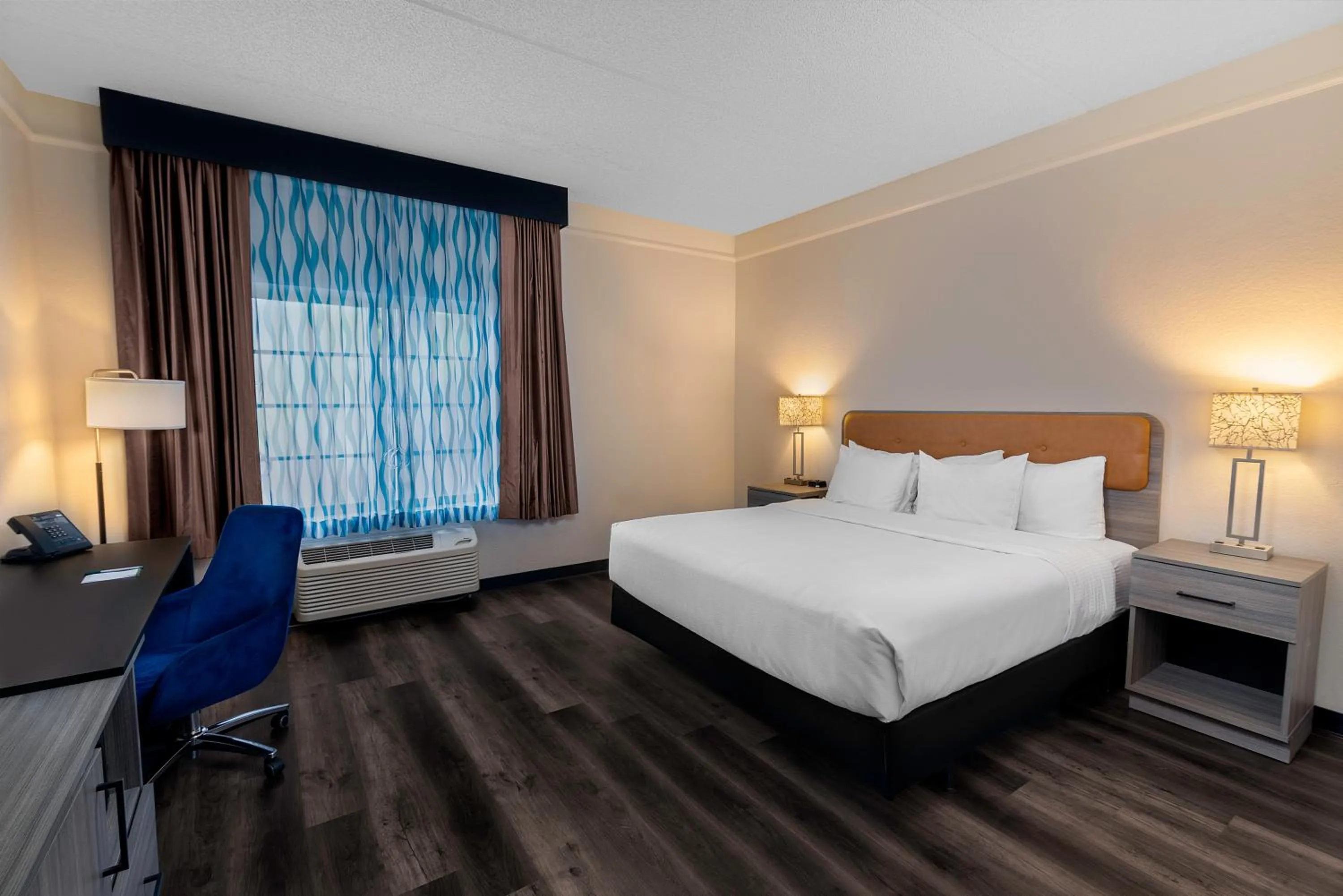 Bedroom, Bed in La Quinta by Wyndham Miami Airport West