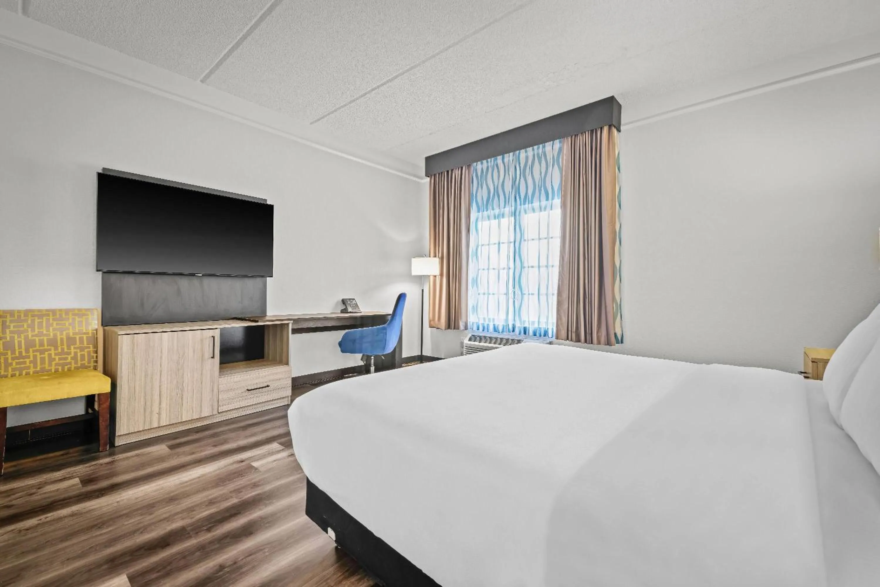 Bed in La Quinta by Wyndham Miami Airport West