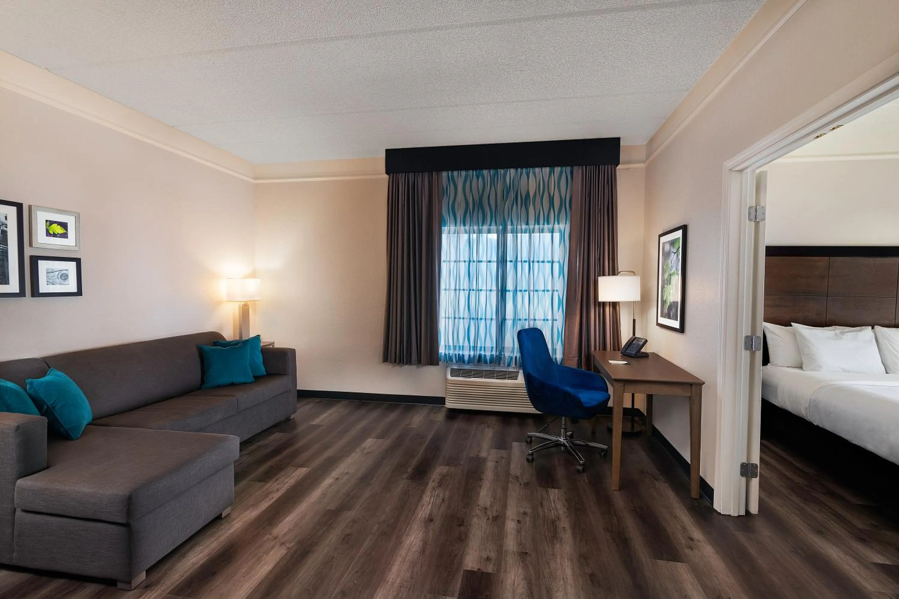 Bedroom, Bed in La Quinta by Wyndham Miami Airport West