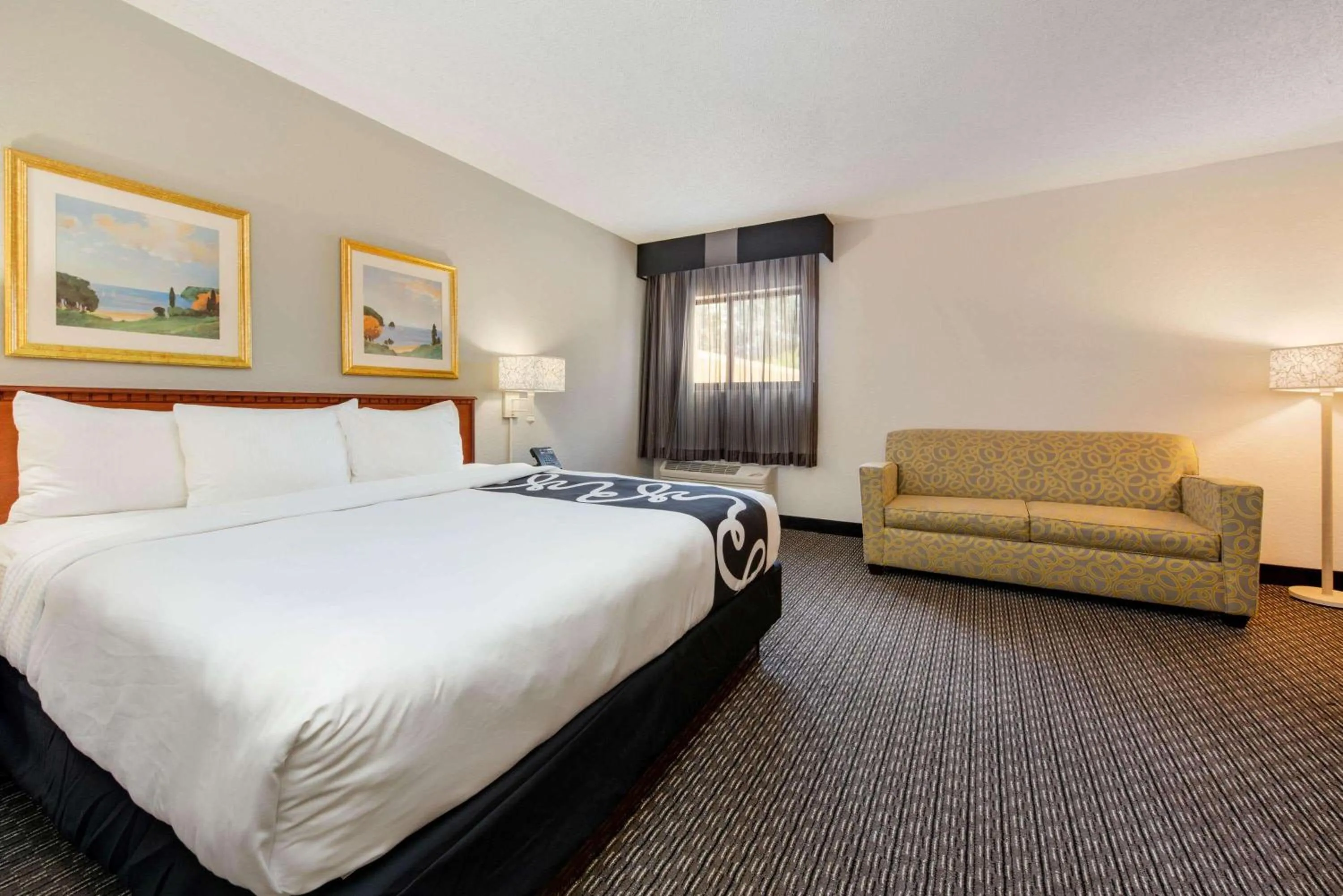 Photo of the whole room, Bed in La Quinta Inn by Wyndham Ft. Lauderdale Tamarac East