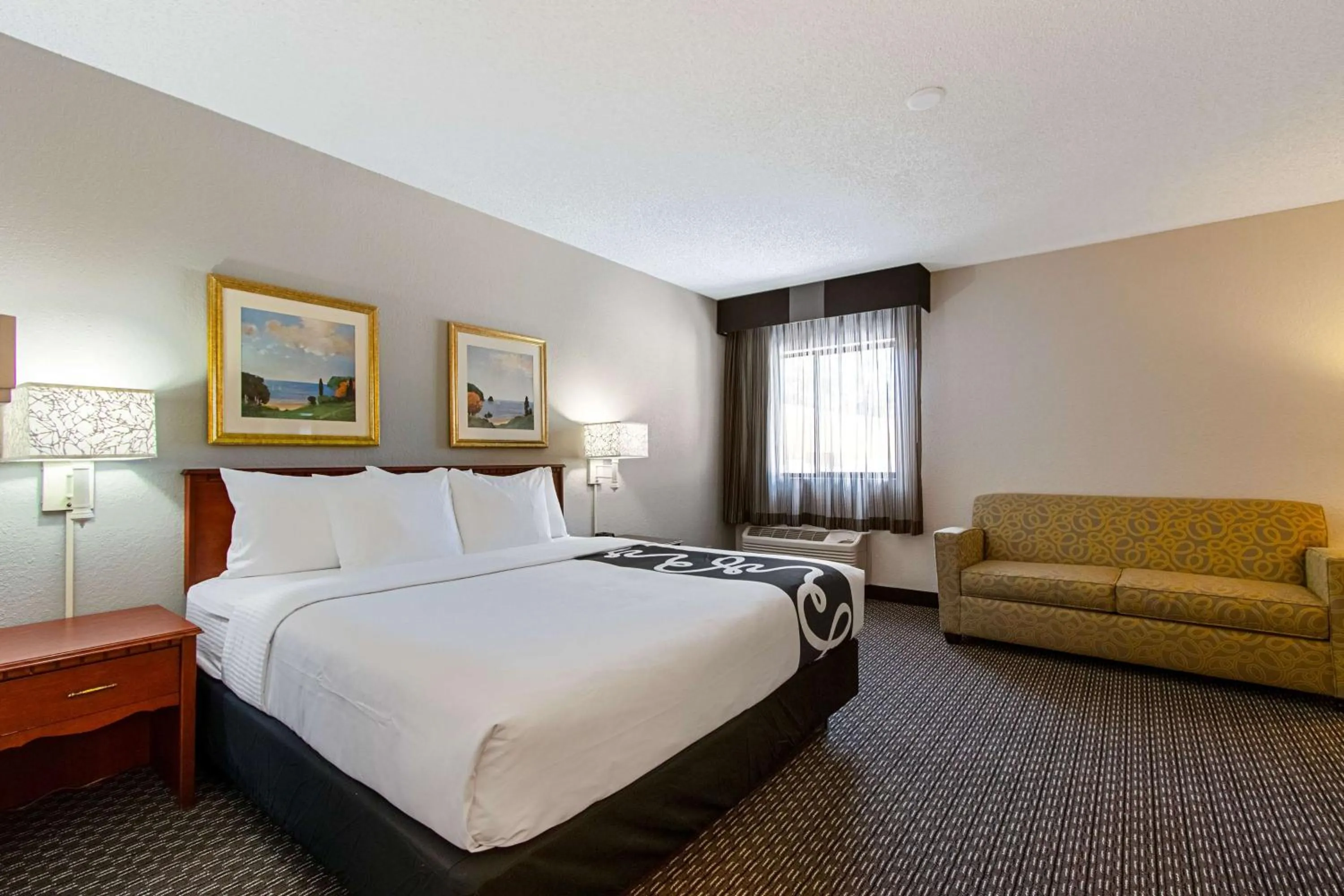Photo of the whole room, Bed in La Quinta Inn by Wyndham Ft. Lauderdale Tamarac East