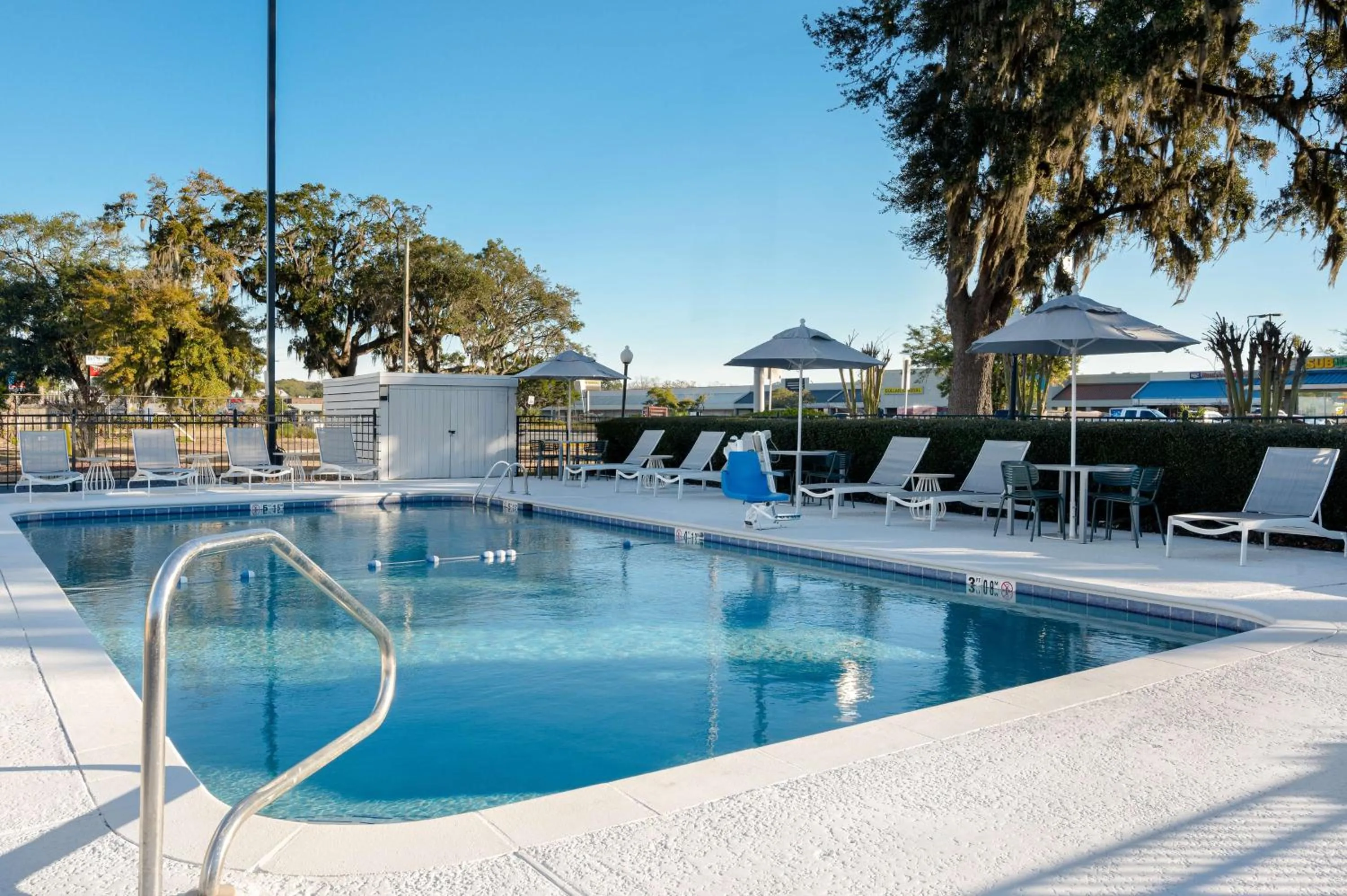 Pool view in La Quinta by Wyndham Savannah Southside