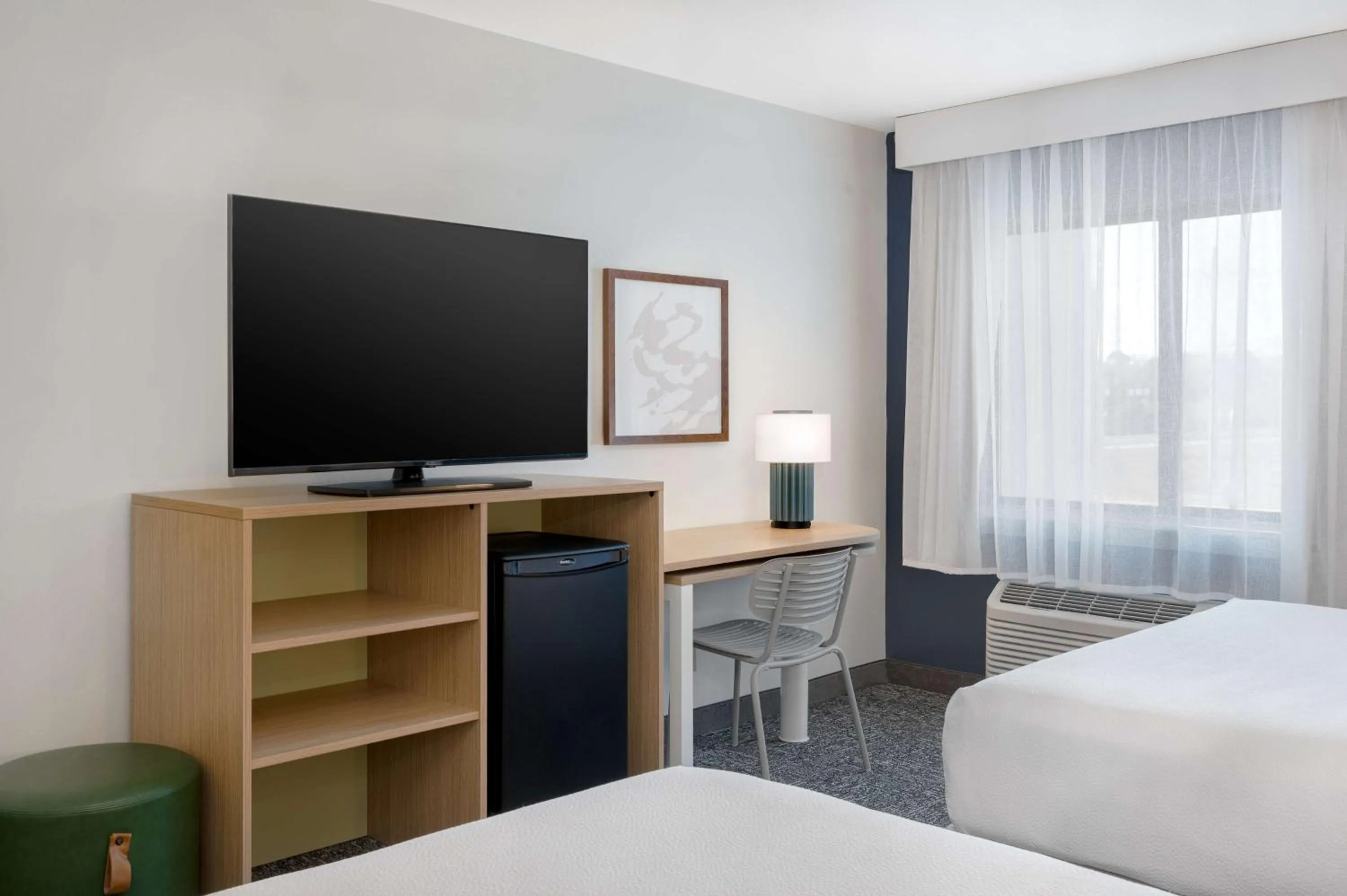 Bedroom, Bed in La Quinta by Wyndham Savannah Southside