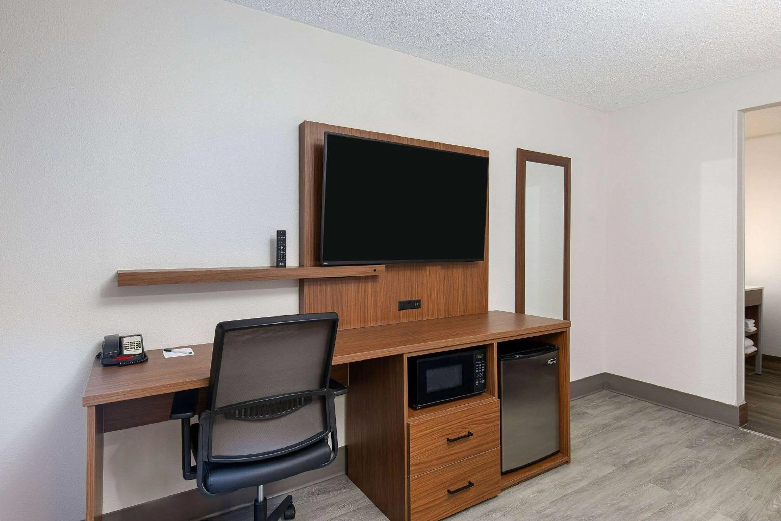 Photo of the whole room in La Quinta by Wyndham Nashville Airport