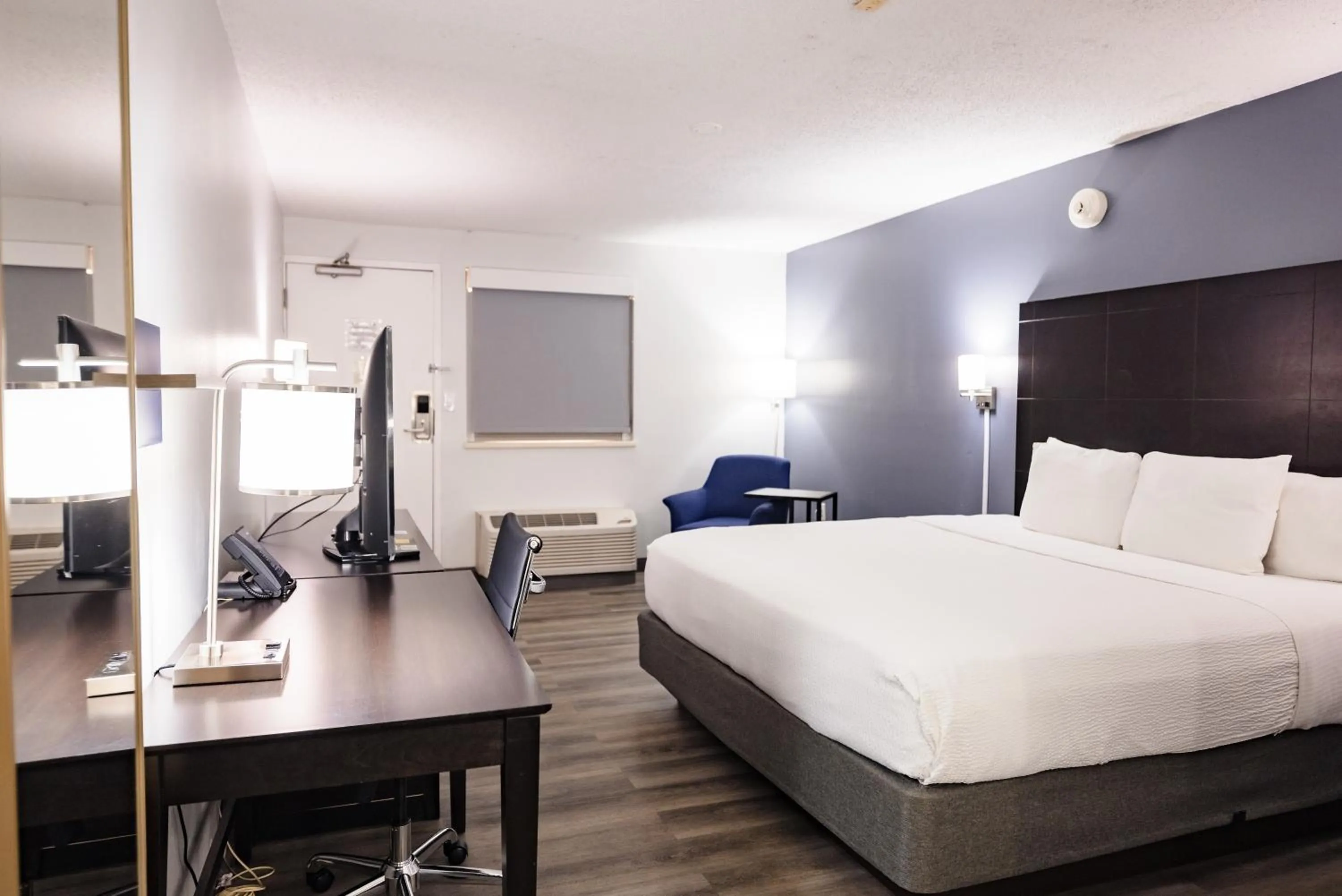 Bed in La Quinta Inn by Wyndham Tampa Near Busch Gardens