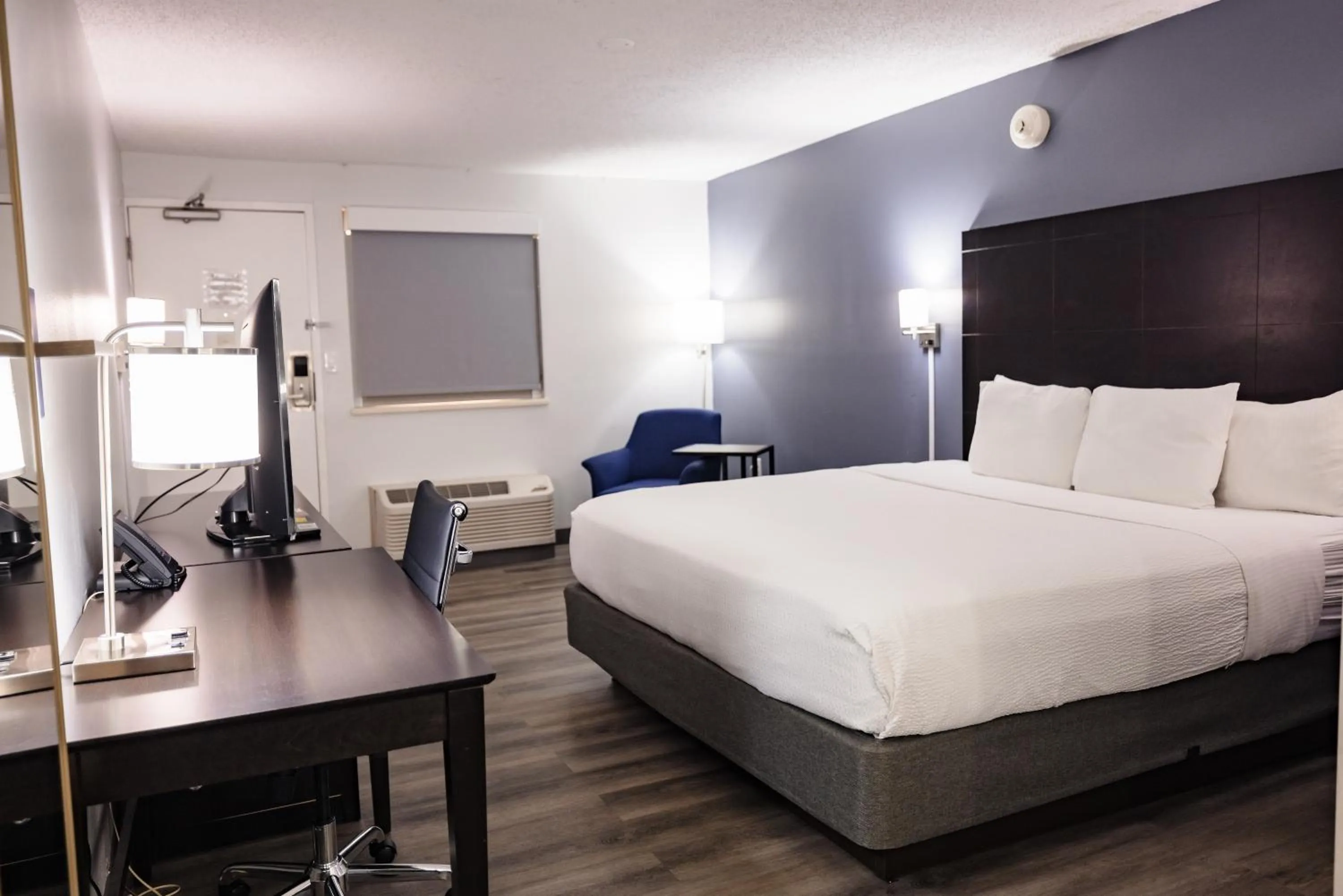 Bedroom, Bed in La Quinta Inn by Wyndham Tampa Near Busch Gardens