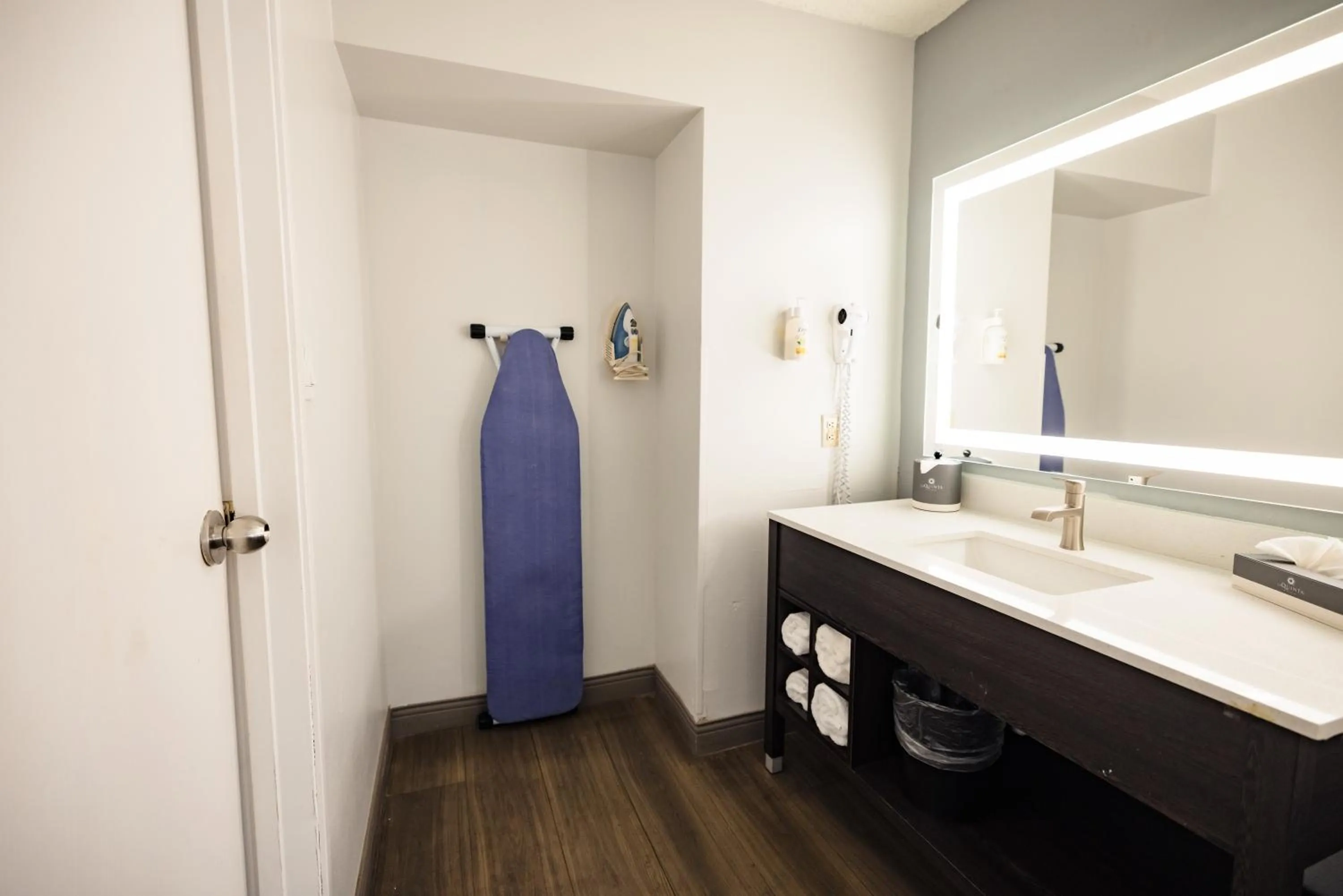 Bathroom in La Quinta Inn by Wyndham Tampa Near Busch Gardens