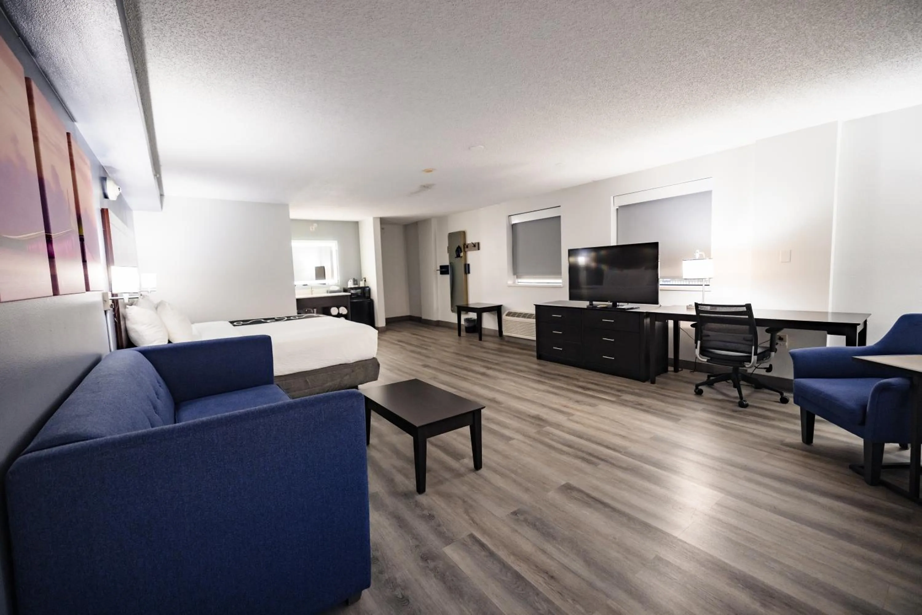 Living room in La Quinta Inn by Wyndham Tampa Near Busch Gardens