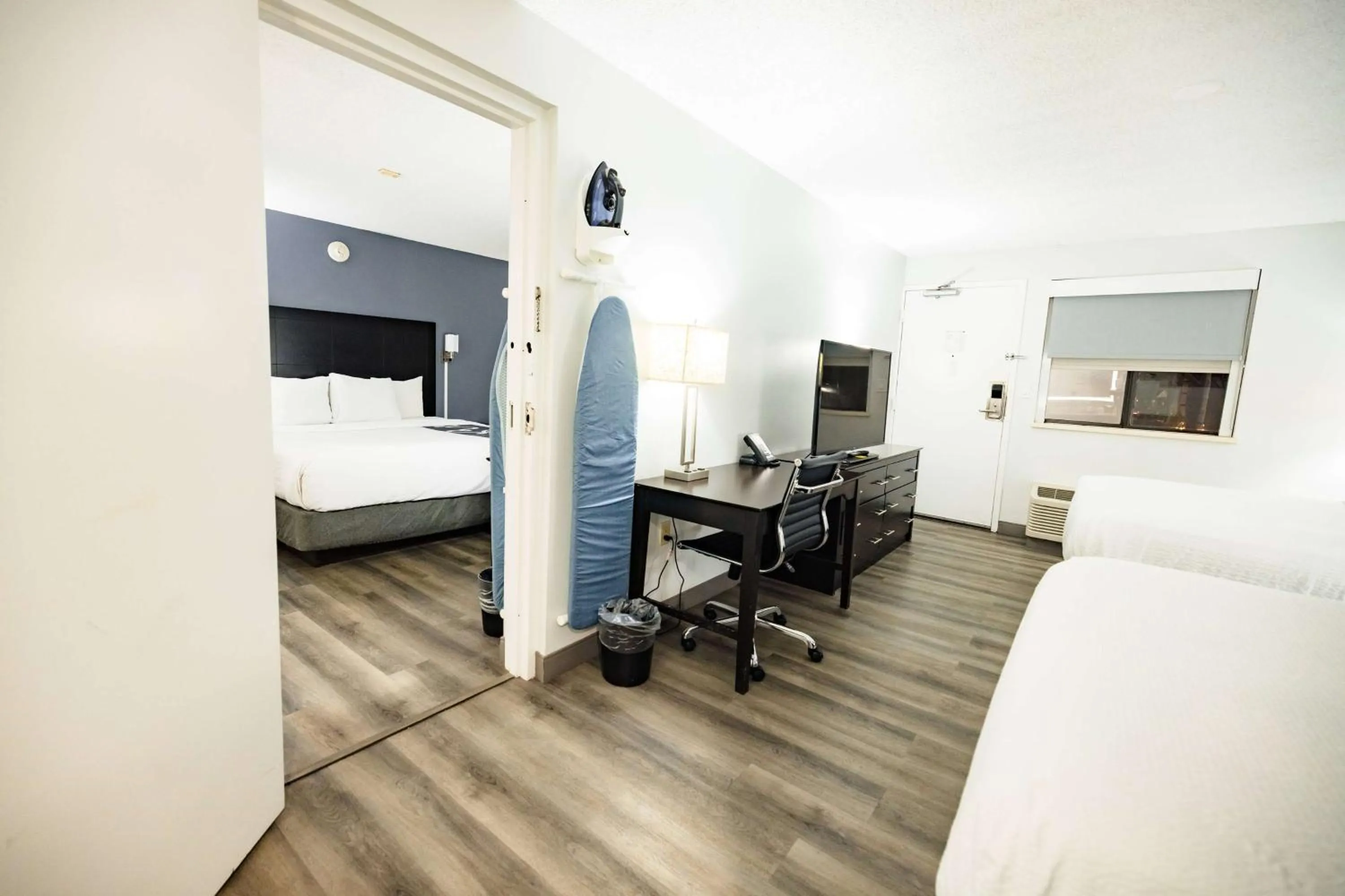 Photo of the whole room, Bed in La Quinta Inn by Wyndham Tampa Near Busch Gardens