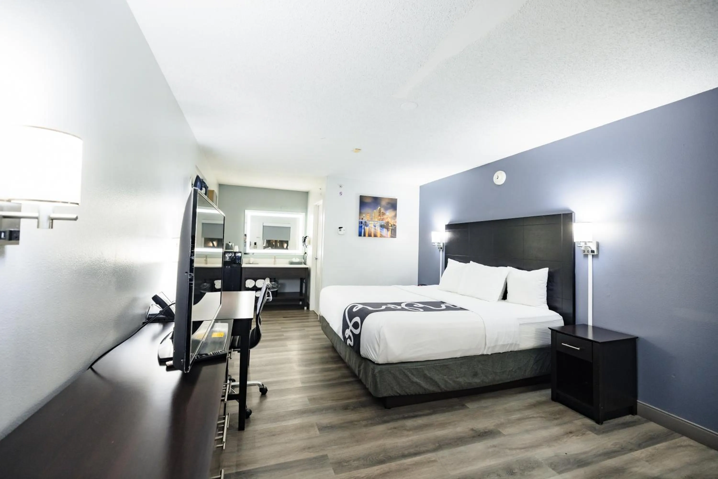 Bedroom, Bed in La Quinta Inn by Wyndham Tampa Near Busch Gardens