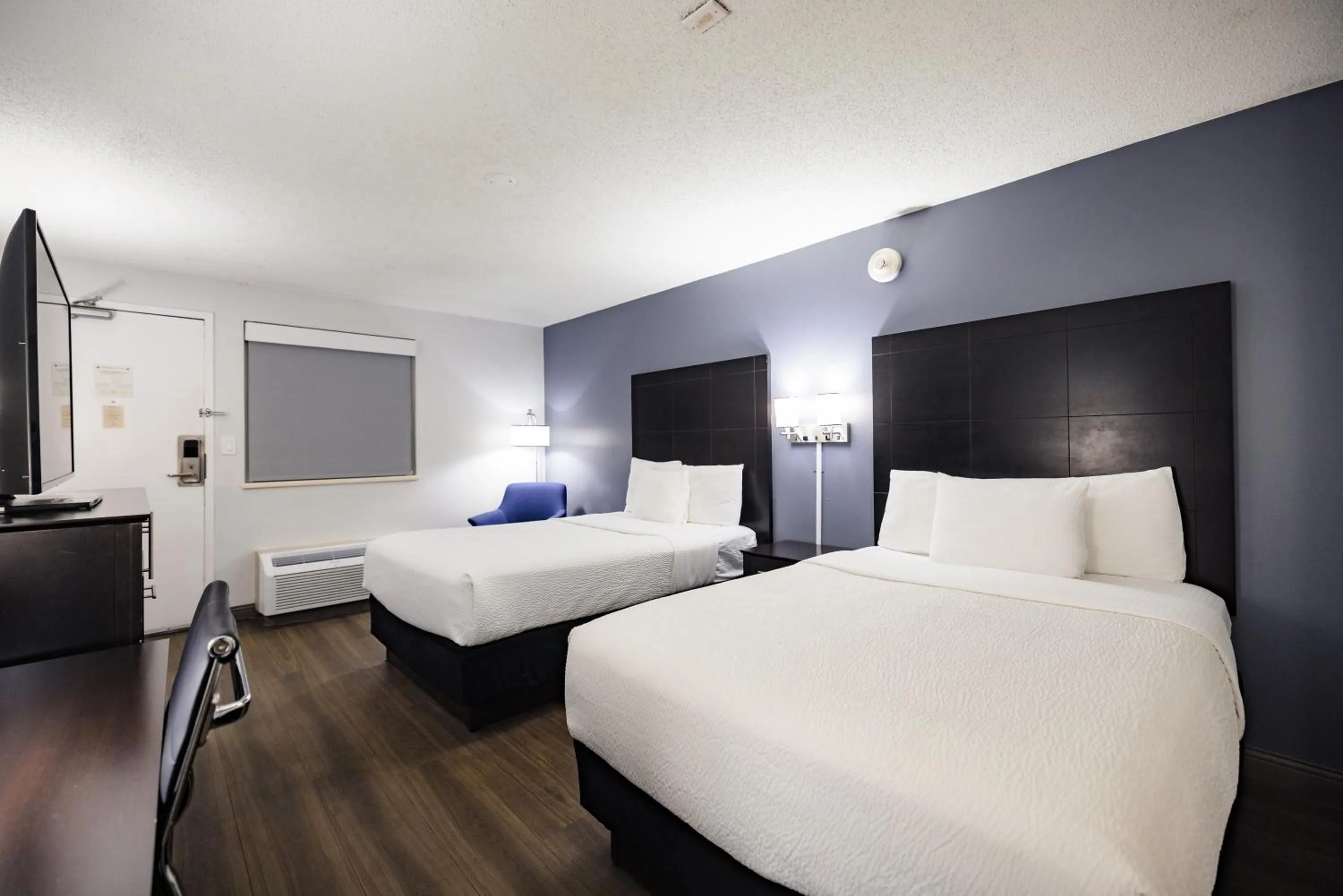 Bedroom, Bed in La Quinta Inn by Wyndham Tampa Near Busch Gardens
