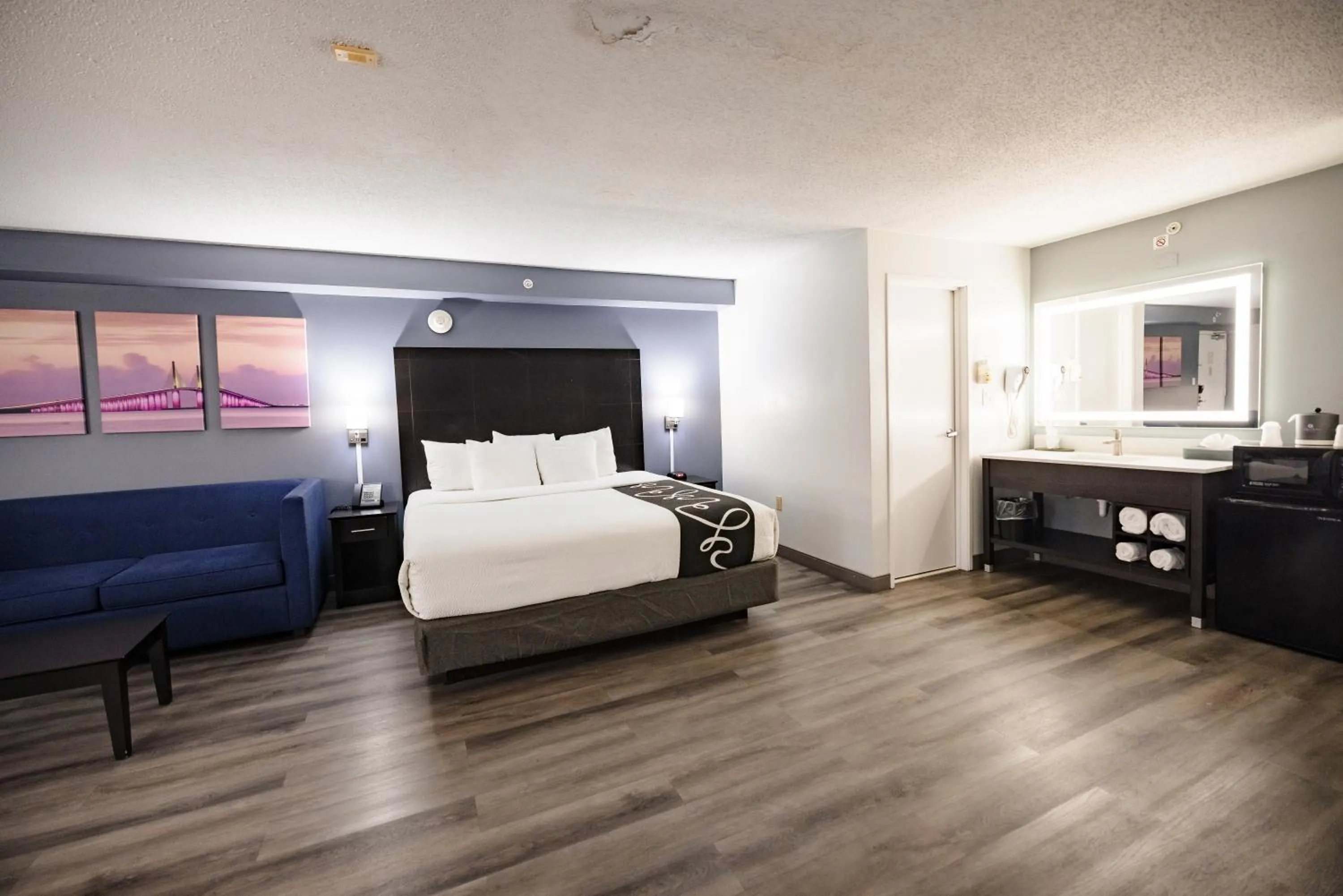 Bed in La Quinta Inn by Wyndham Tampa Near Busch Gardens