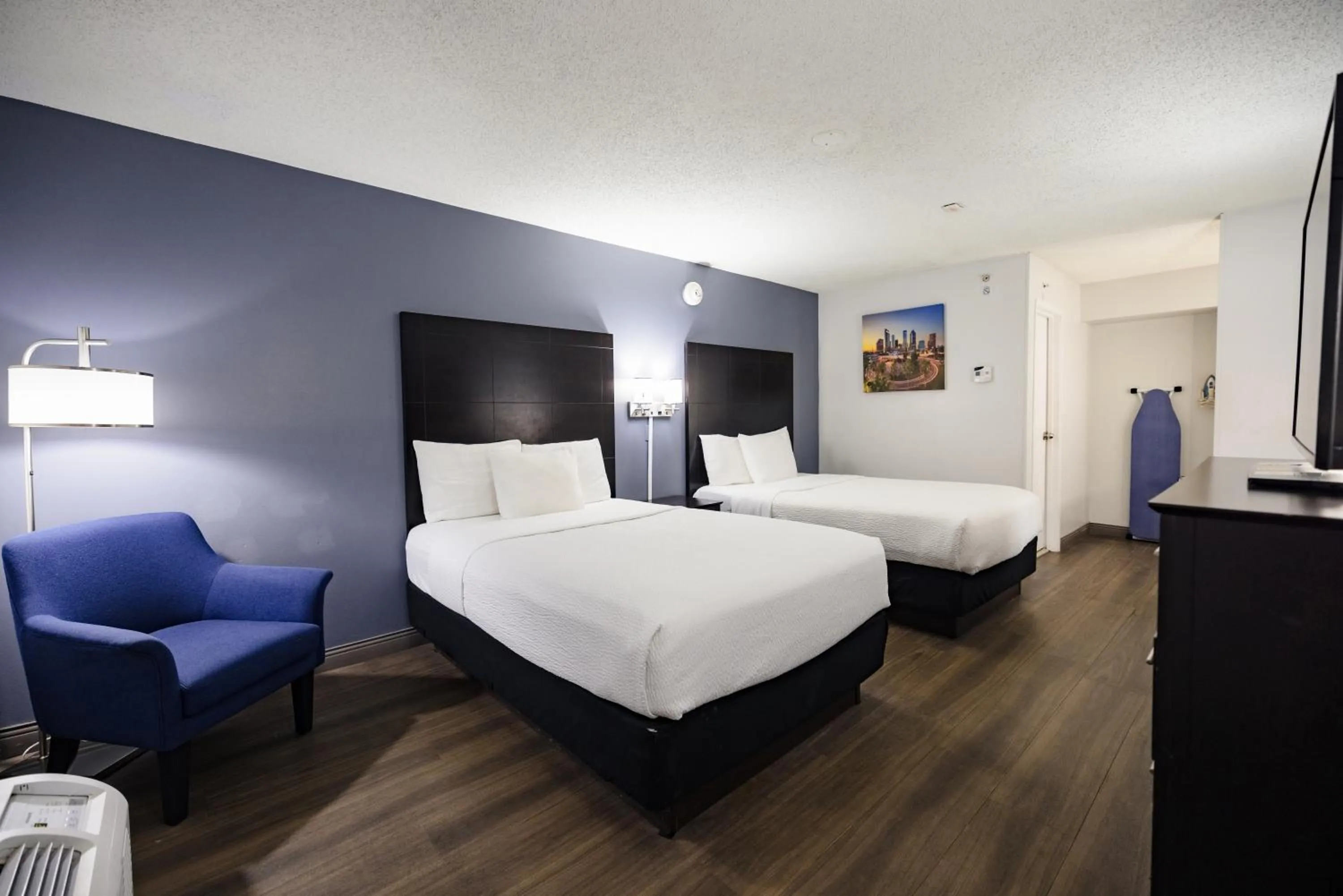 Bed in La Quinta Inn by Wyndham Tampa Near Busch Gardens