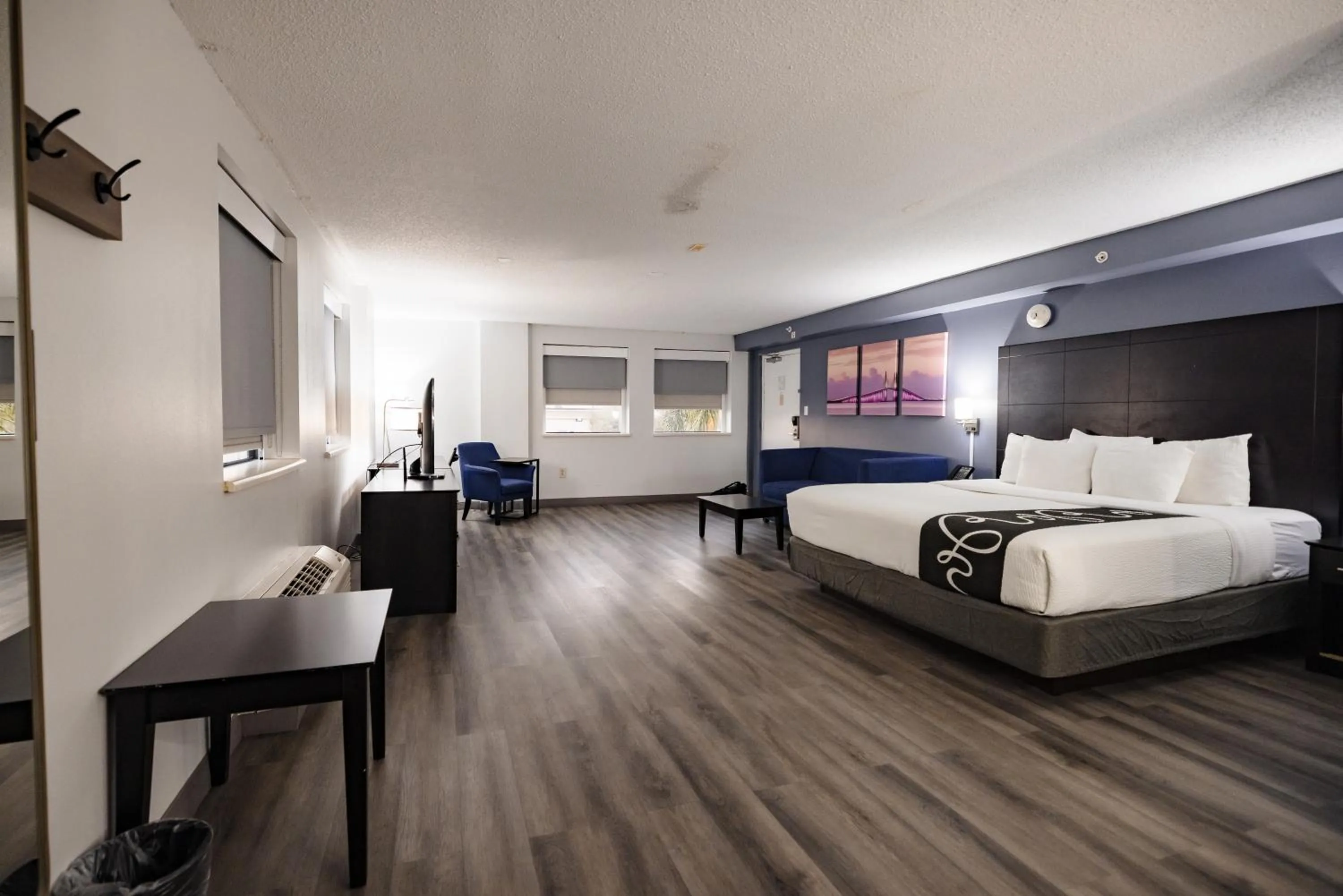 Photo of the whole room, Bed in La Quinta Inn by Wyndham Tampa Near Busch Gardens