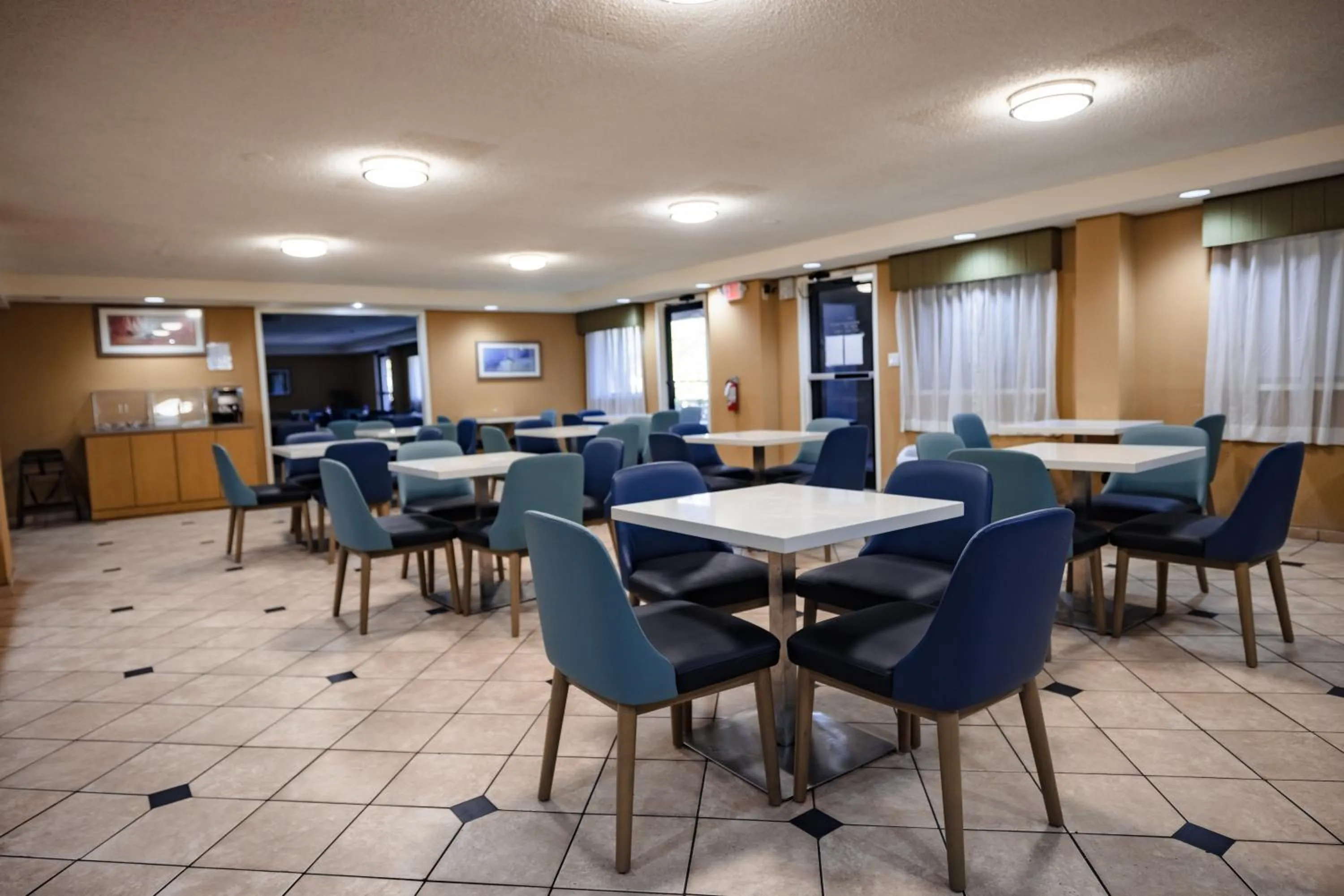 Breakfast in La Quinta Inn by Wyndham Tampa Near Busch Gardens