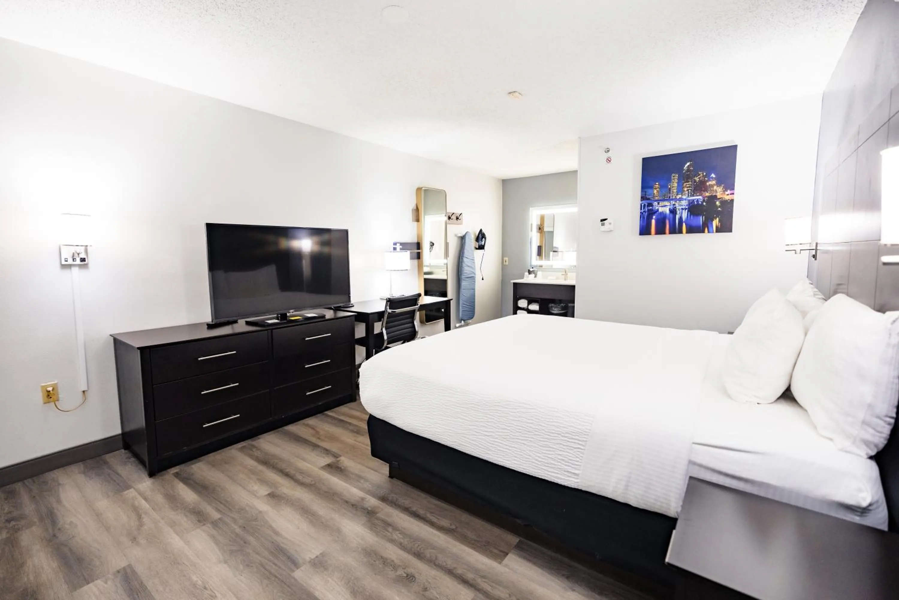 Bedroom, Bed in La Quinta Inn by Wyndham Tampa Near Busch Gardens