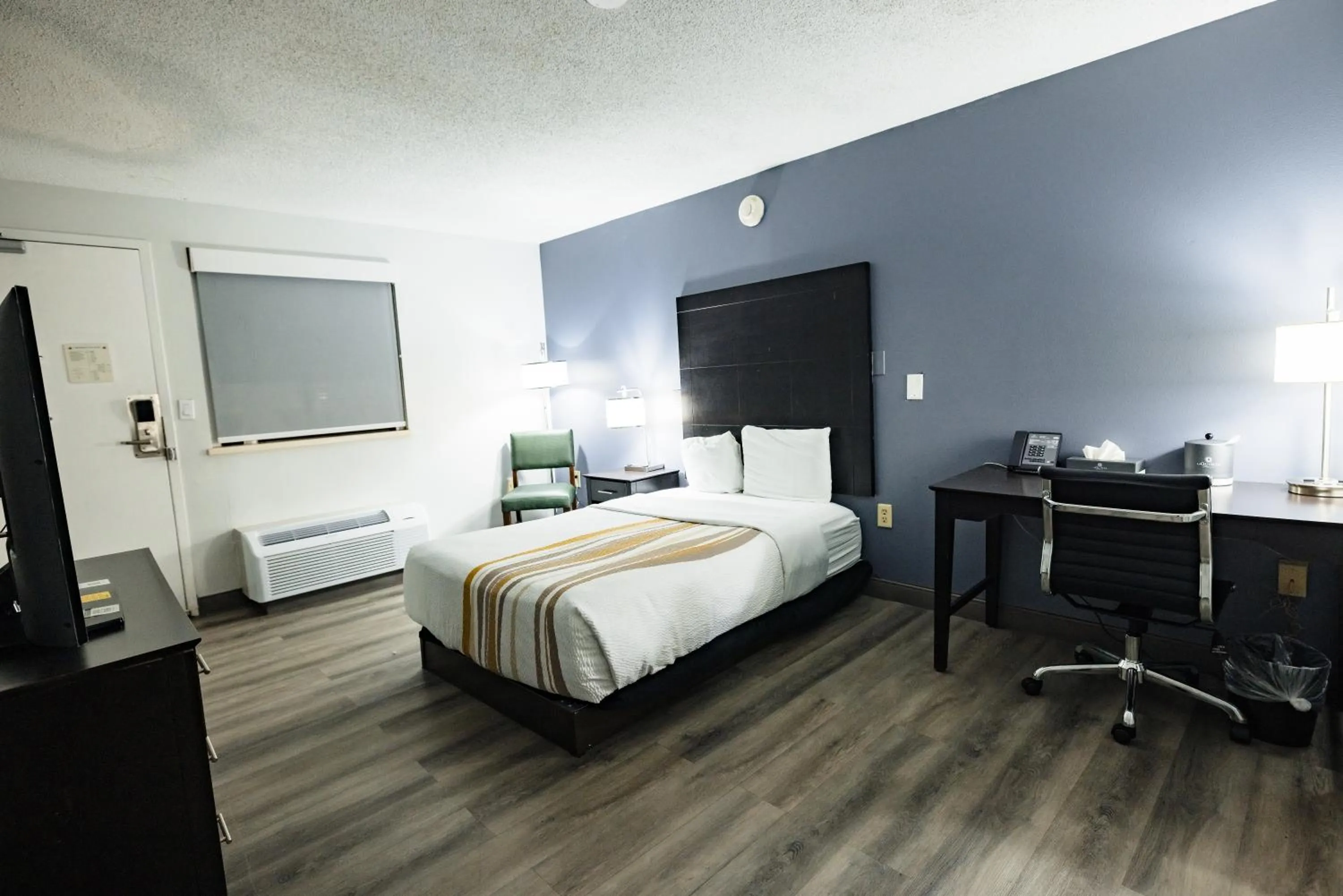 Bedroom, Bed in La Quinta Inn by Wyndham Tampa Near Busch Gardens