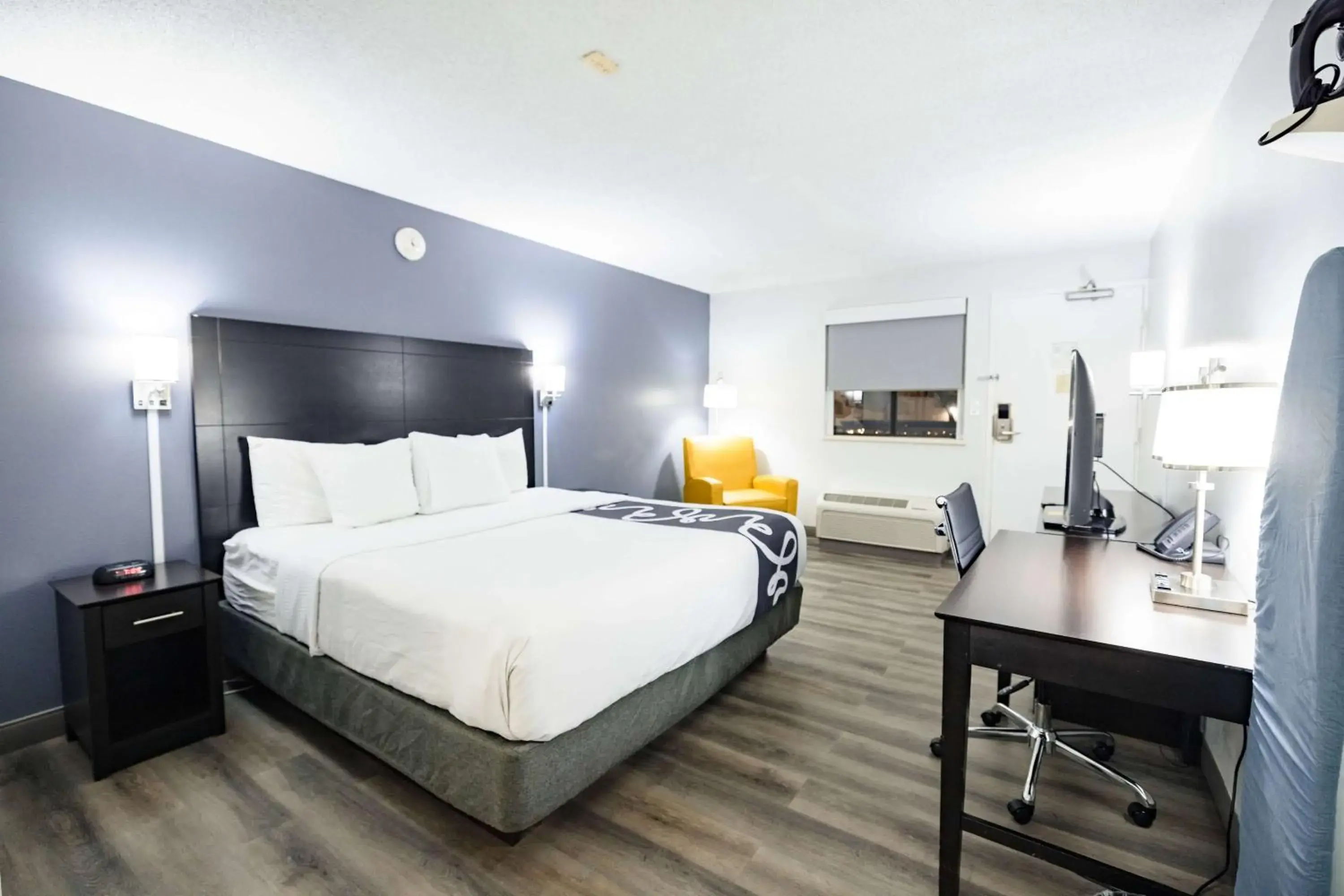 One-Bedroom King Room - Non-Smoking in La Quinta Inn by Wyndham Tampa Near Busch Gardens One-Bedroom King Room - Non-Smoking in La Quinta Inn by Wyndham Tampa Near Busch Gardens