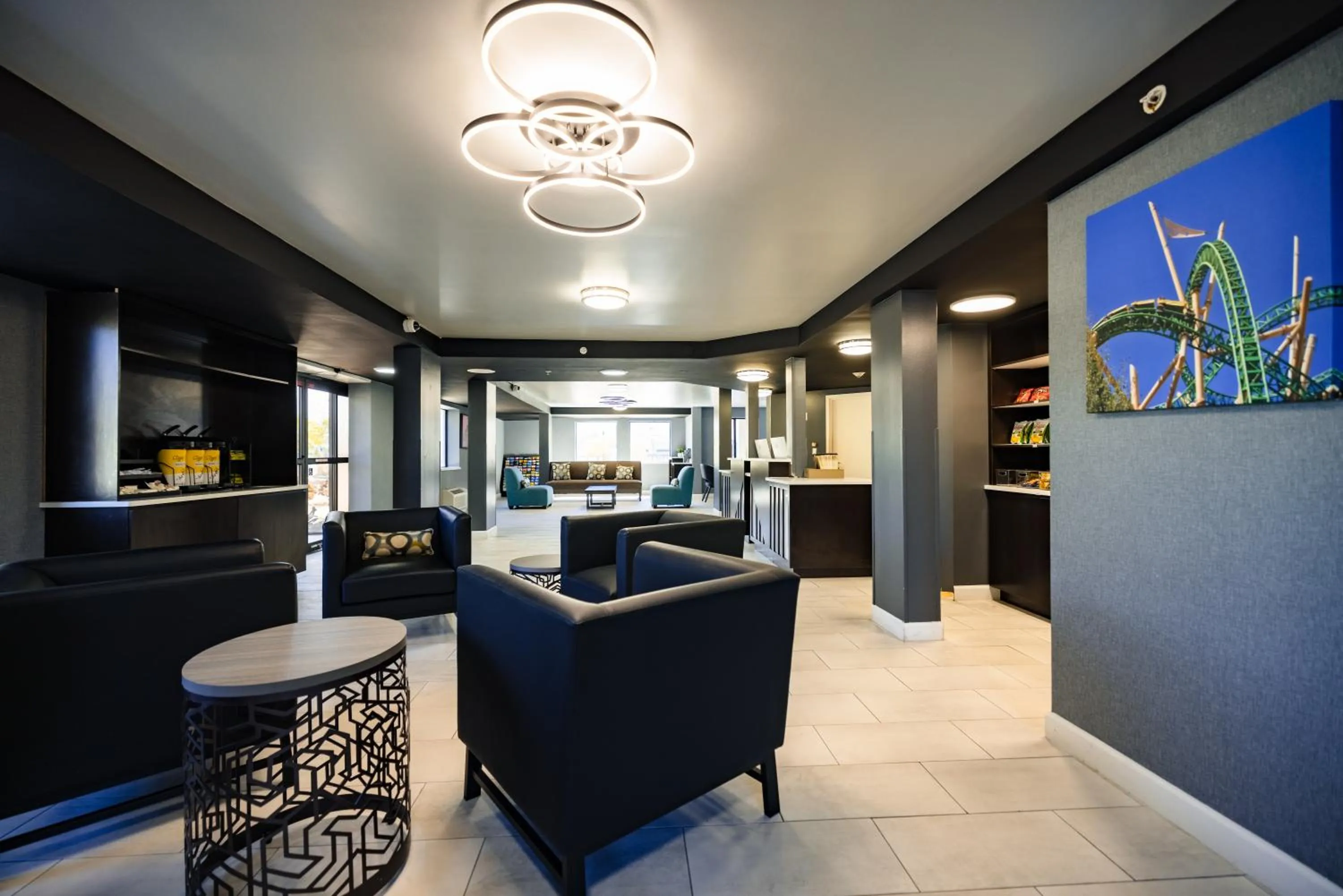 Seating area in La Quinta Inn by Wyndham Tampa Near Busch Gardens