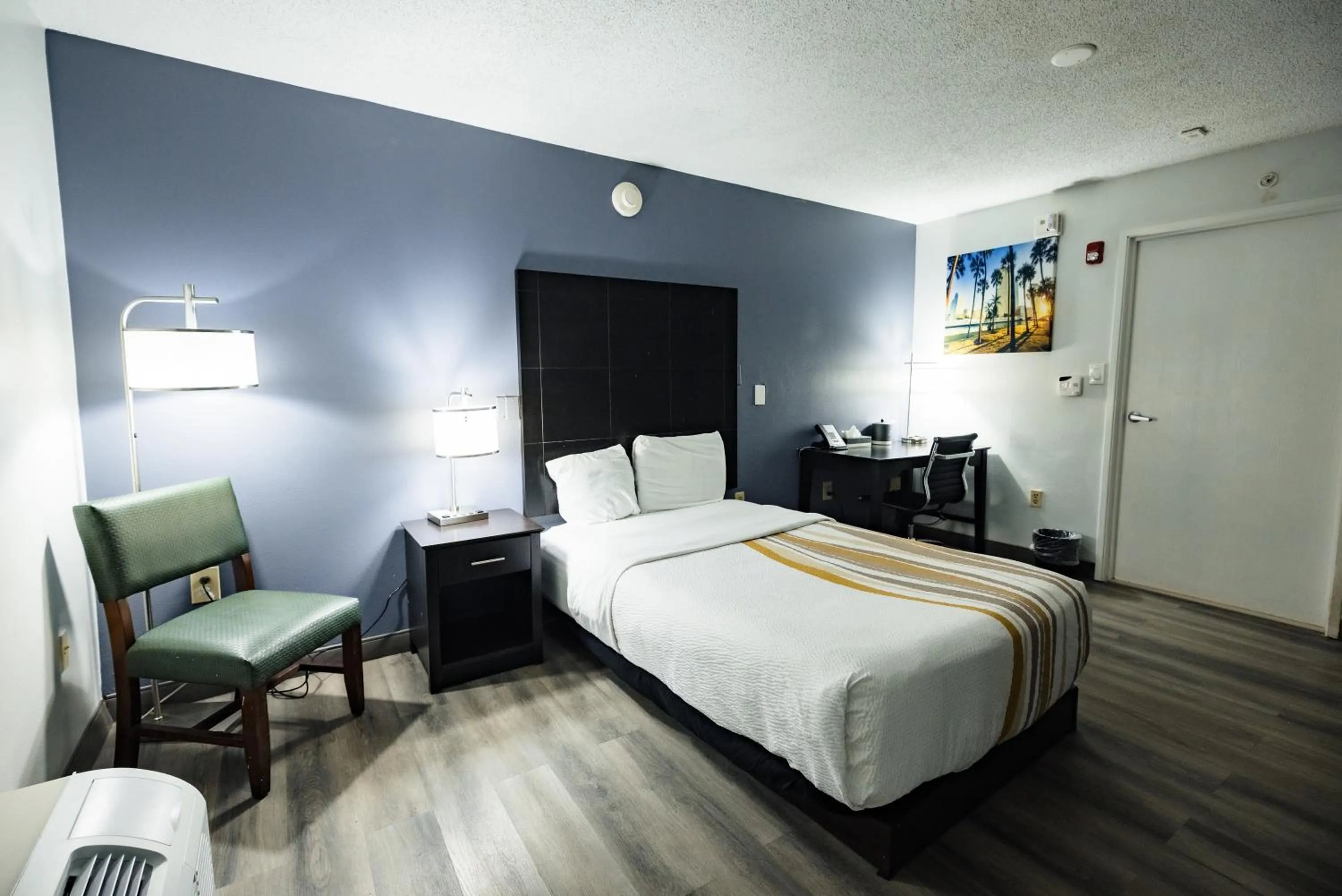 Photo of the whole room, Bed in La Quinta Inn by Wyndham Tampa Near Busch Gardens