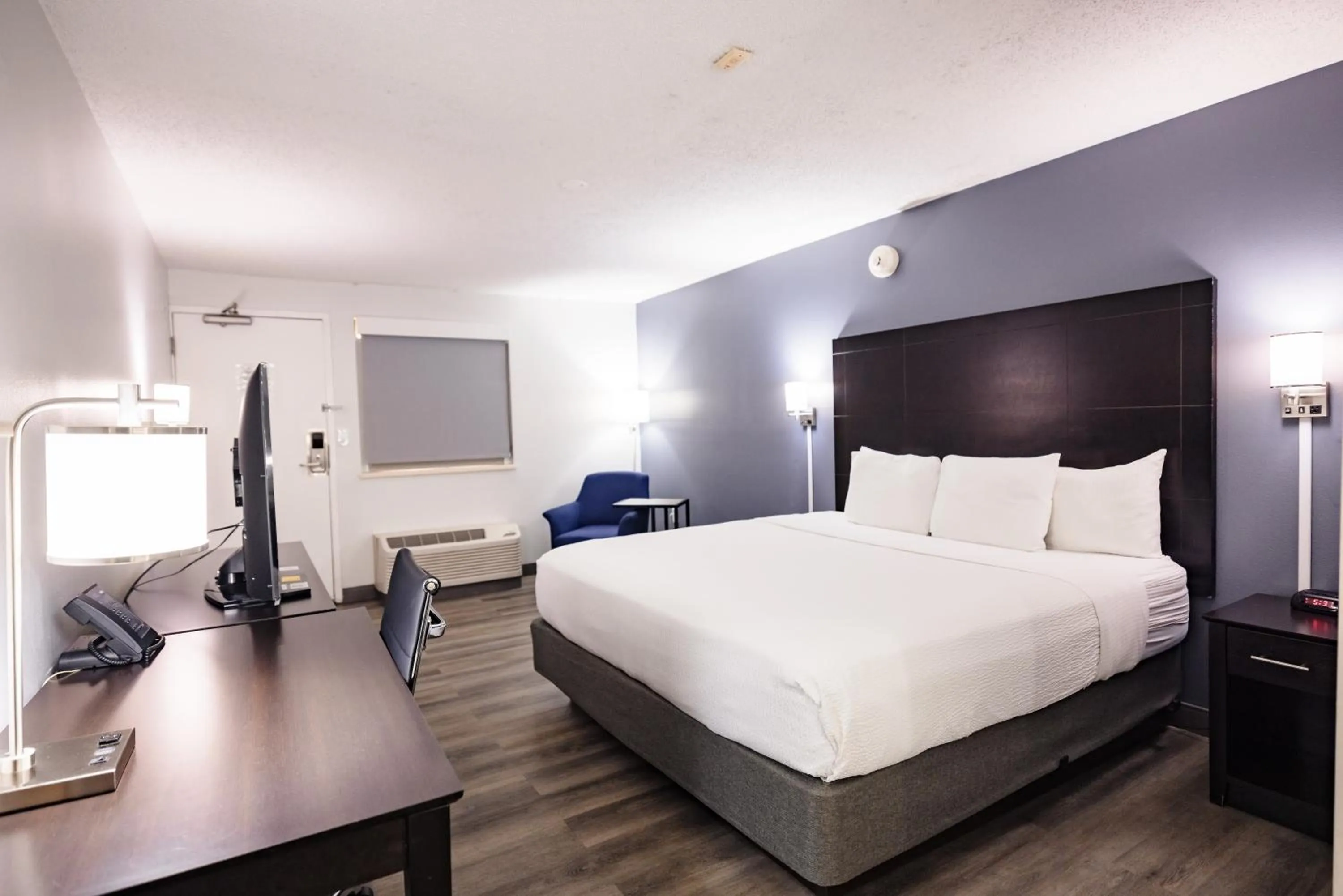 Photo of the whole room, Bed in La Quinta Inn by Wyndham Tampa Near Busch Gardens