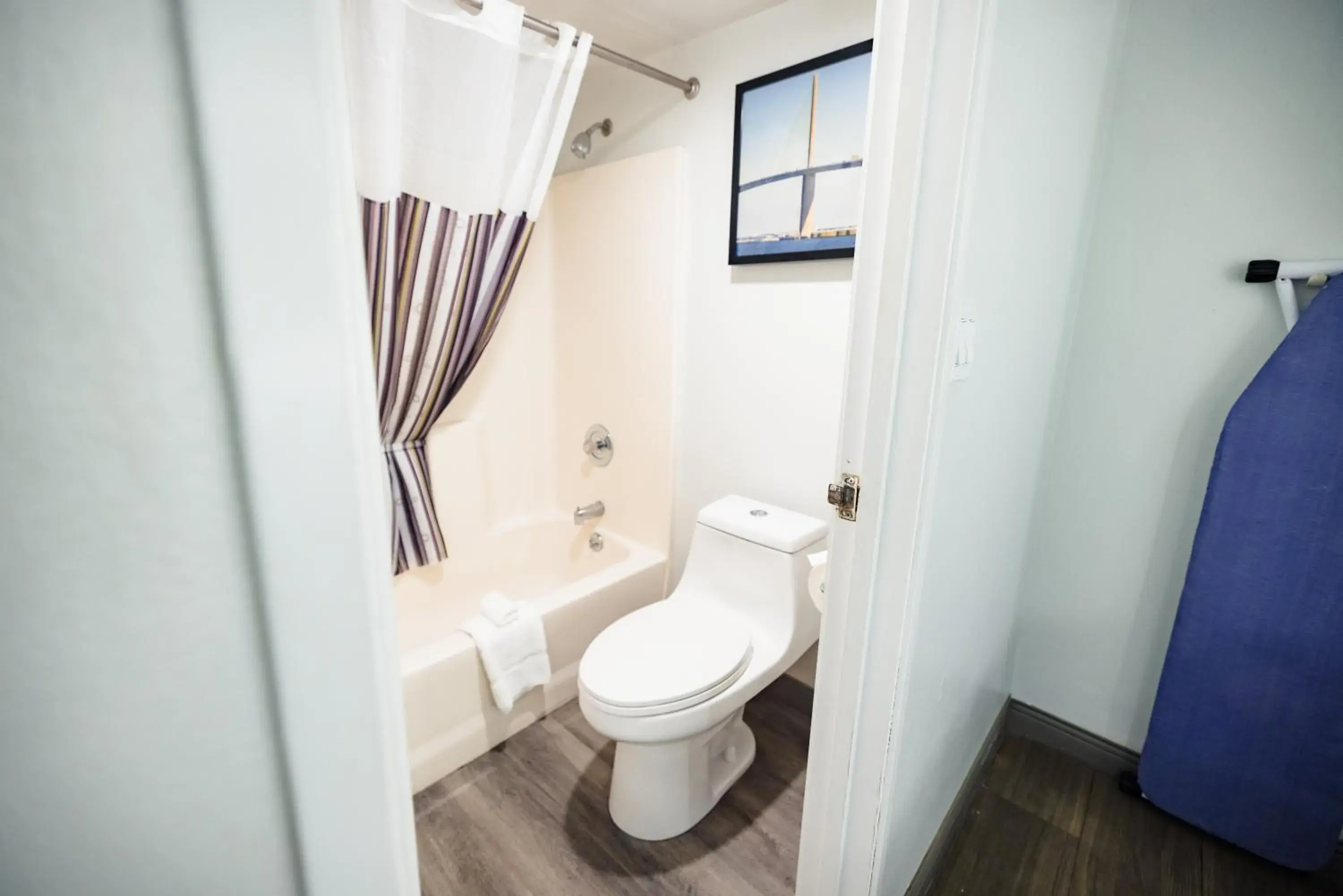 Deluxe King Room - Non-Smoking in La Quinta Inn by Wyndham Tampa Near Busch Gardens Deluxe King Room - Non-Smoking in La Quinta Inn by Wyndham Tampa Near Busch Gardens