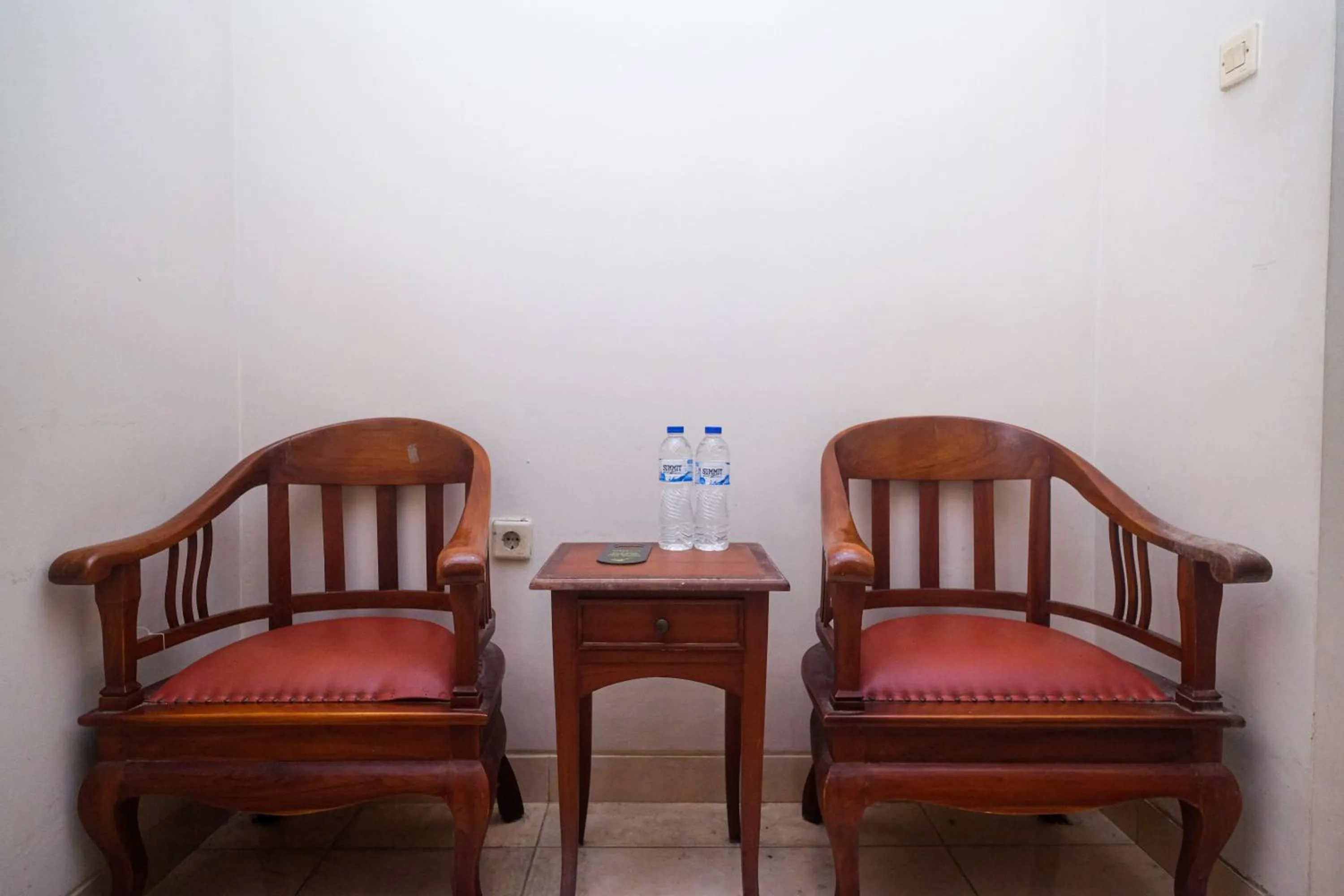 Seating area in Urbanview Hotel Pondok Anggun Yogyakarta by RedDoorz