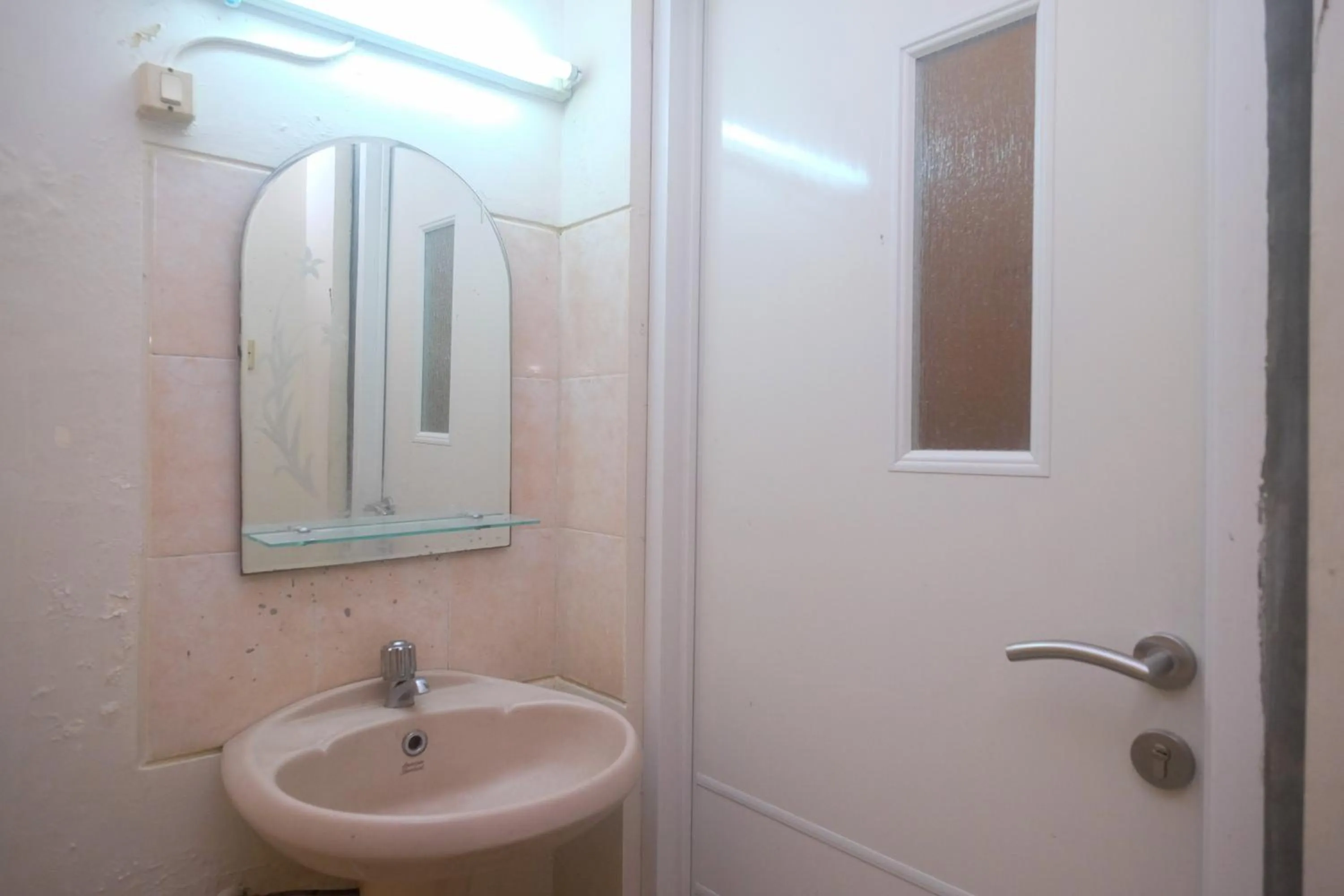 Bathroom in Urbanview Hotel Pondok Anggun Yogyakarta by RedDoorz
