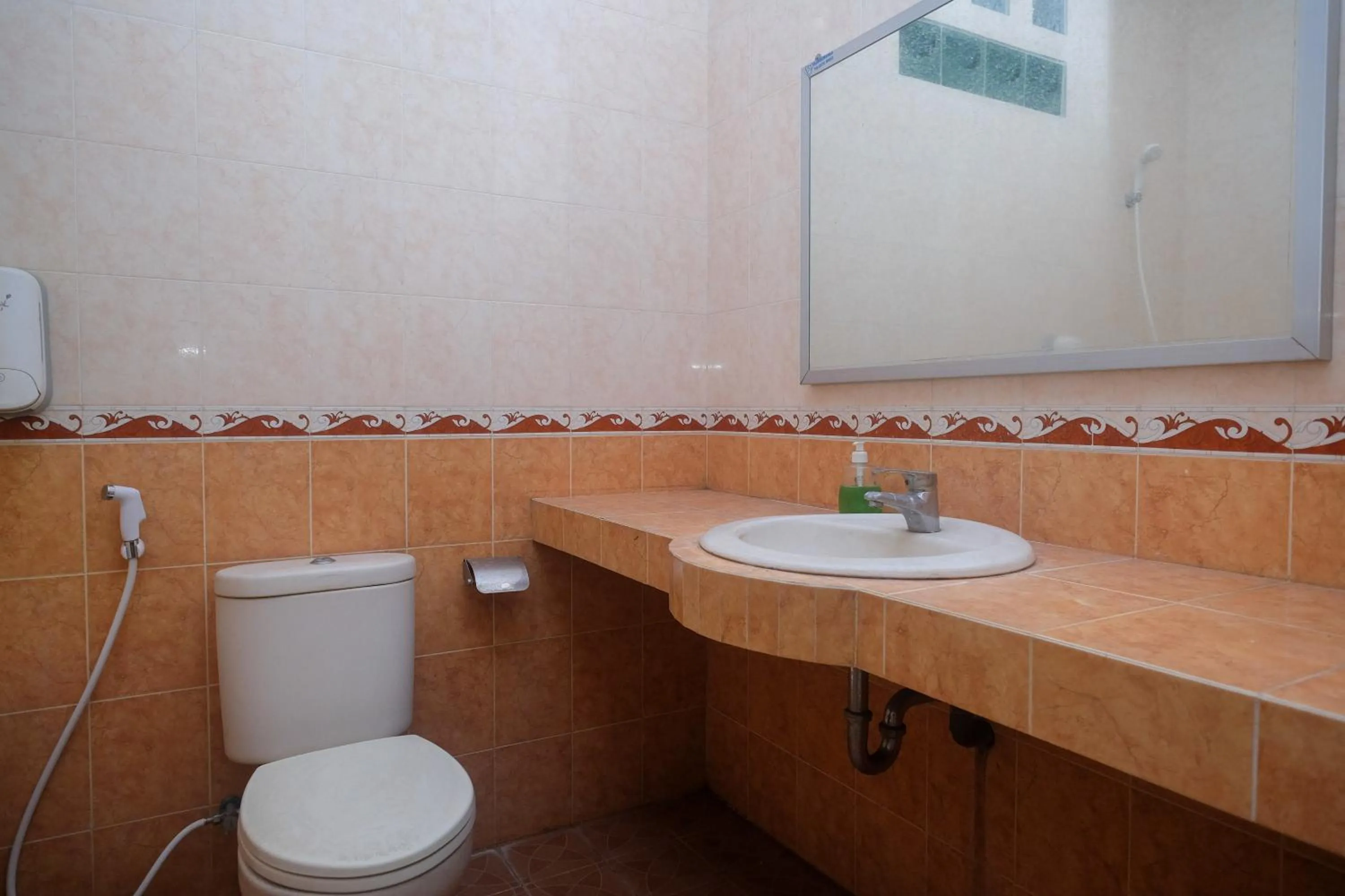 Bathroom in Urbanview Hotel Pondok Anggun Yogyakarta by RedDoorz