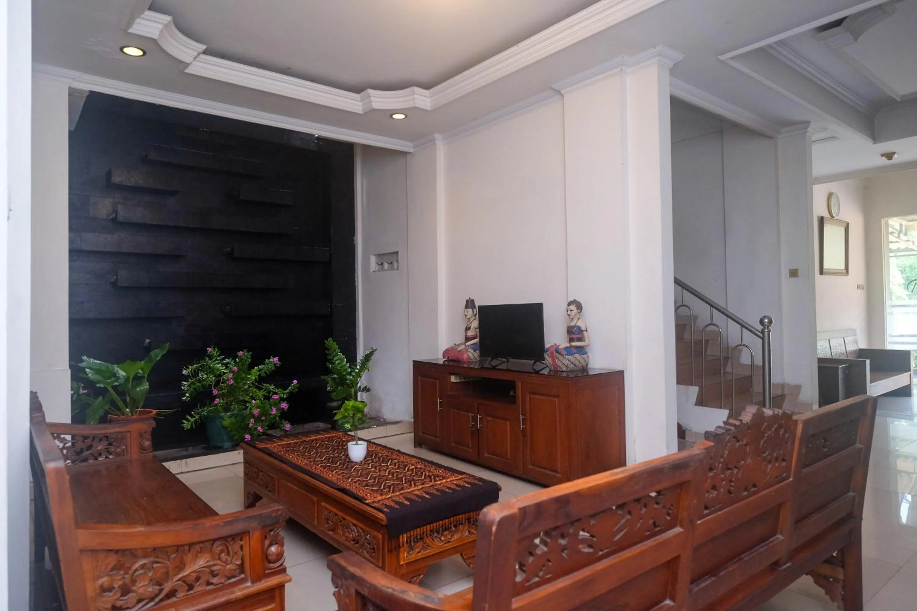 Seating area in Urbanview Hotel Pondok Anggun Yogyakarta by RedDoorz