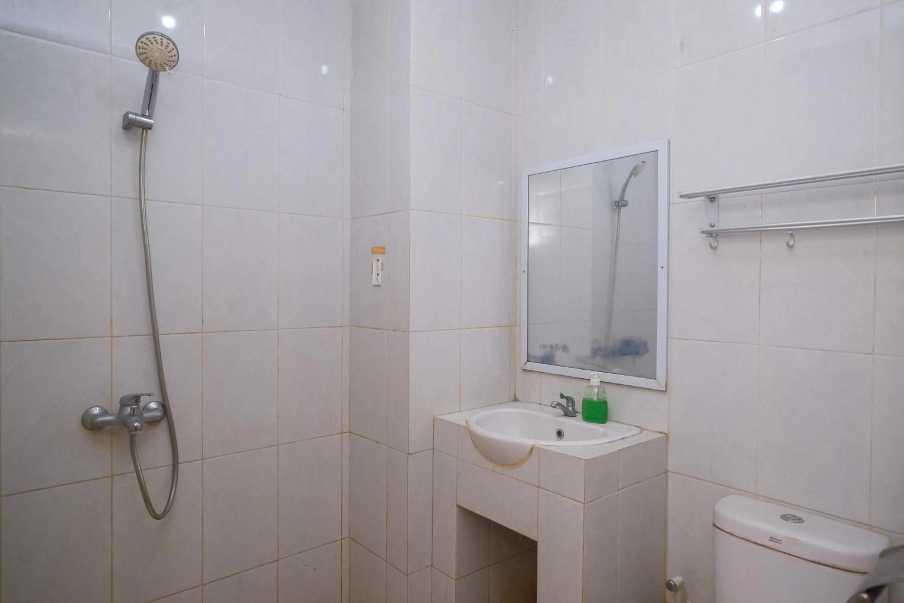 Bathroom in Urbanview Hotel Pondok Anggun Yogyakarta by RedDoorz