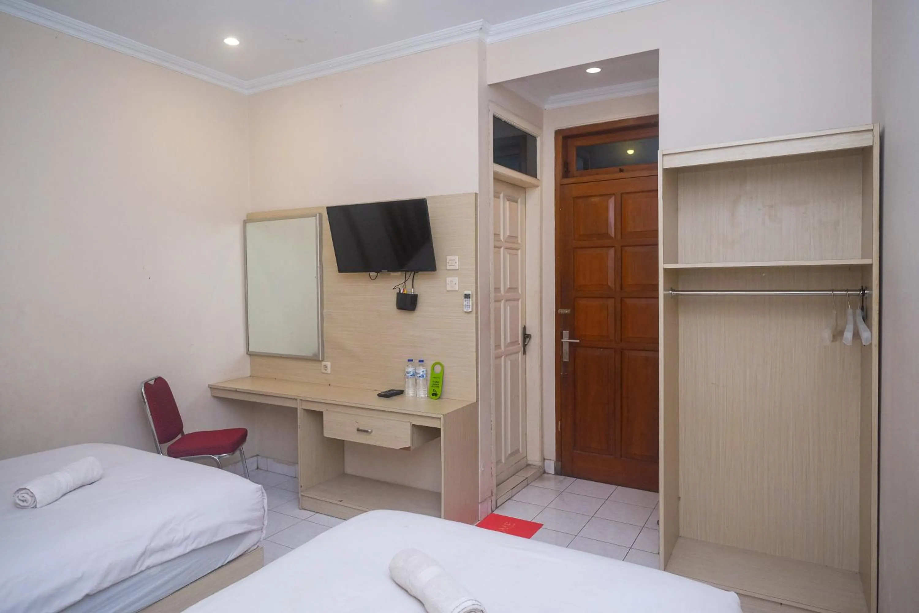 TV and multimedia, Bed in Urbanview Hotel Pondok Anggun Yogyakarta by RedDoorz