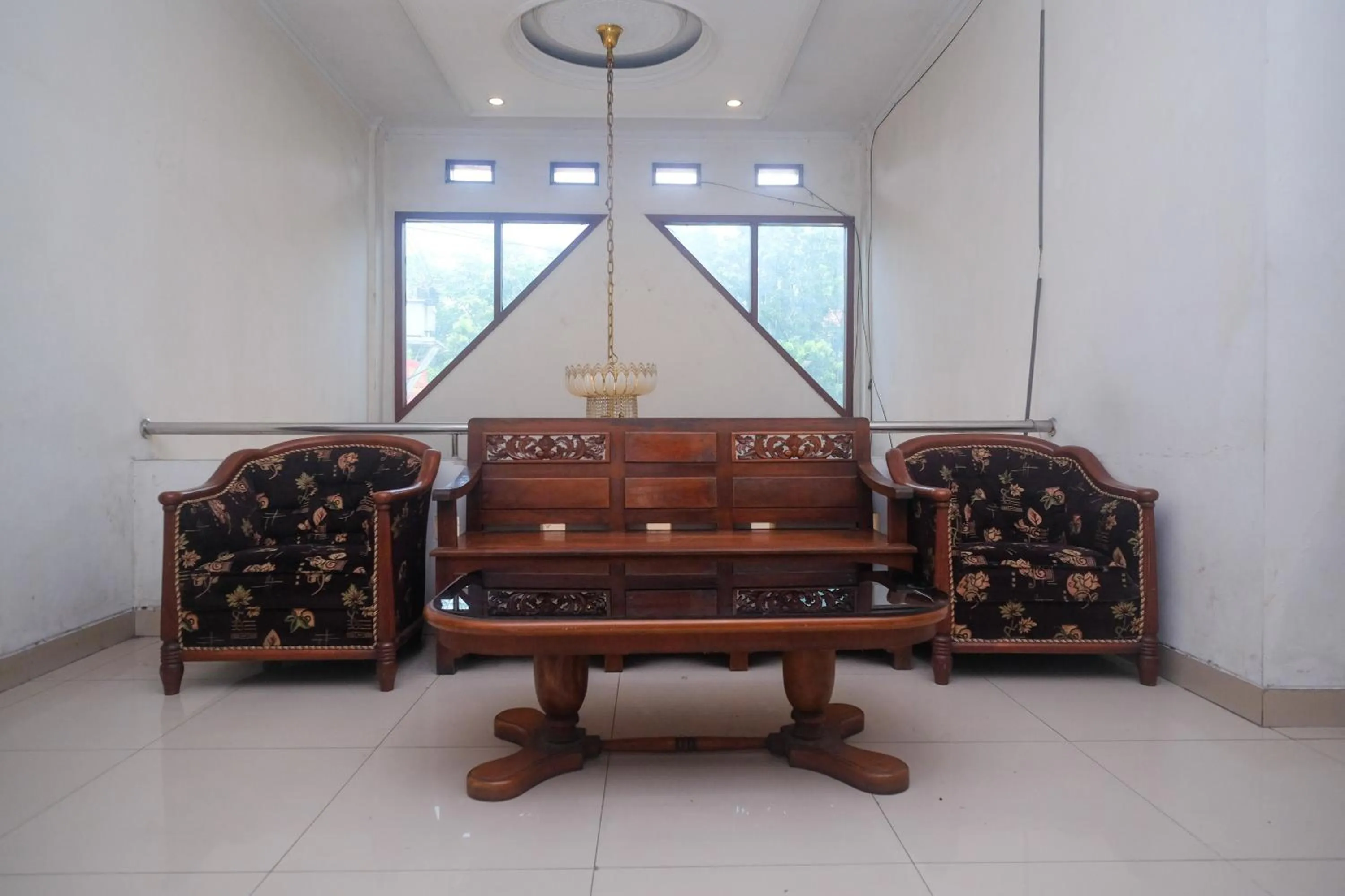 Seating area in Urbanview Hotel Pondok Anggun Yogyakarta by RedDoorz