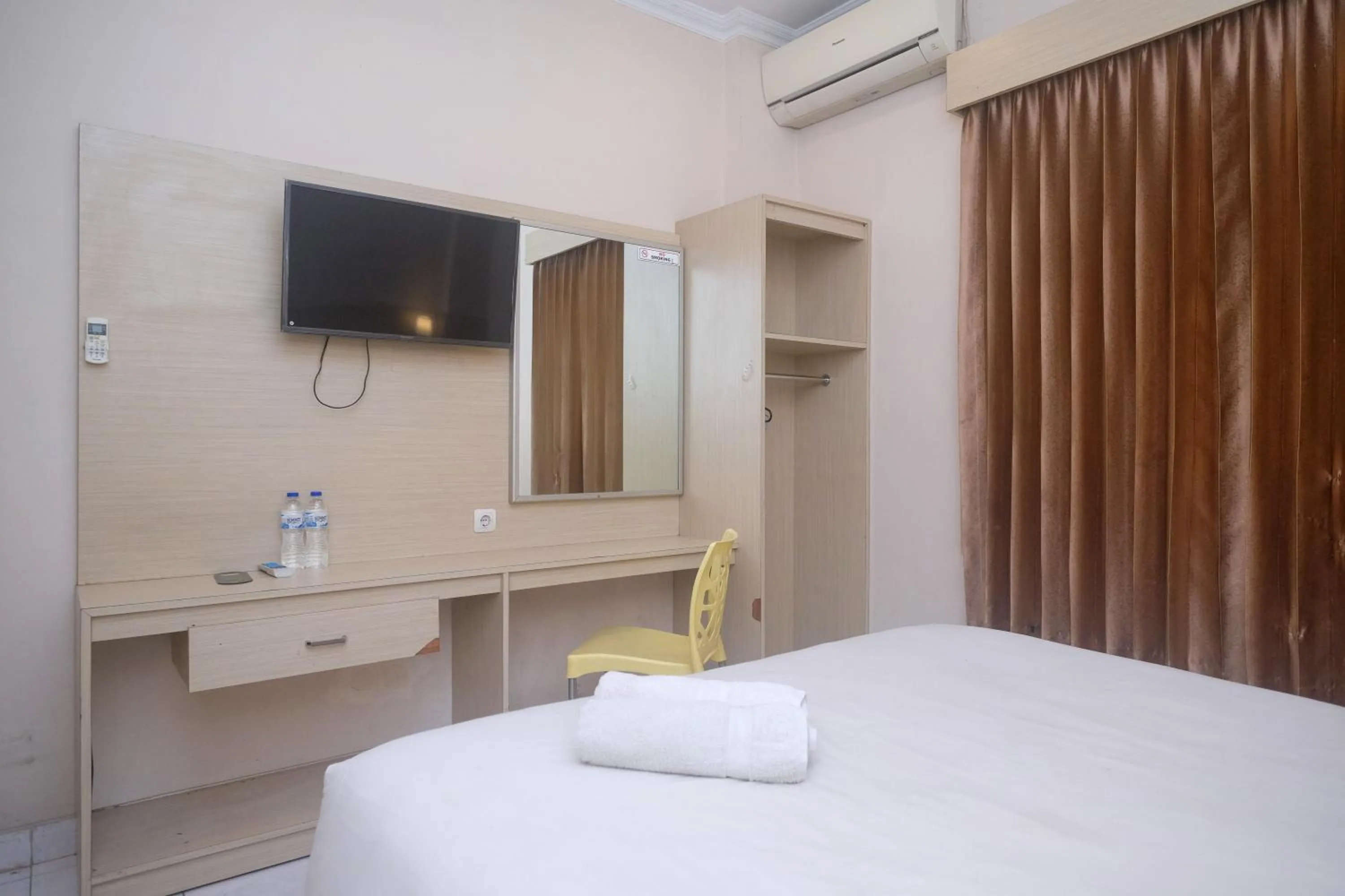 Bedroom, Bed in Urbanview Hotel Pondok Anggun Yogyakarta by RedDoorz
