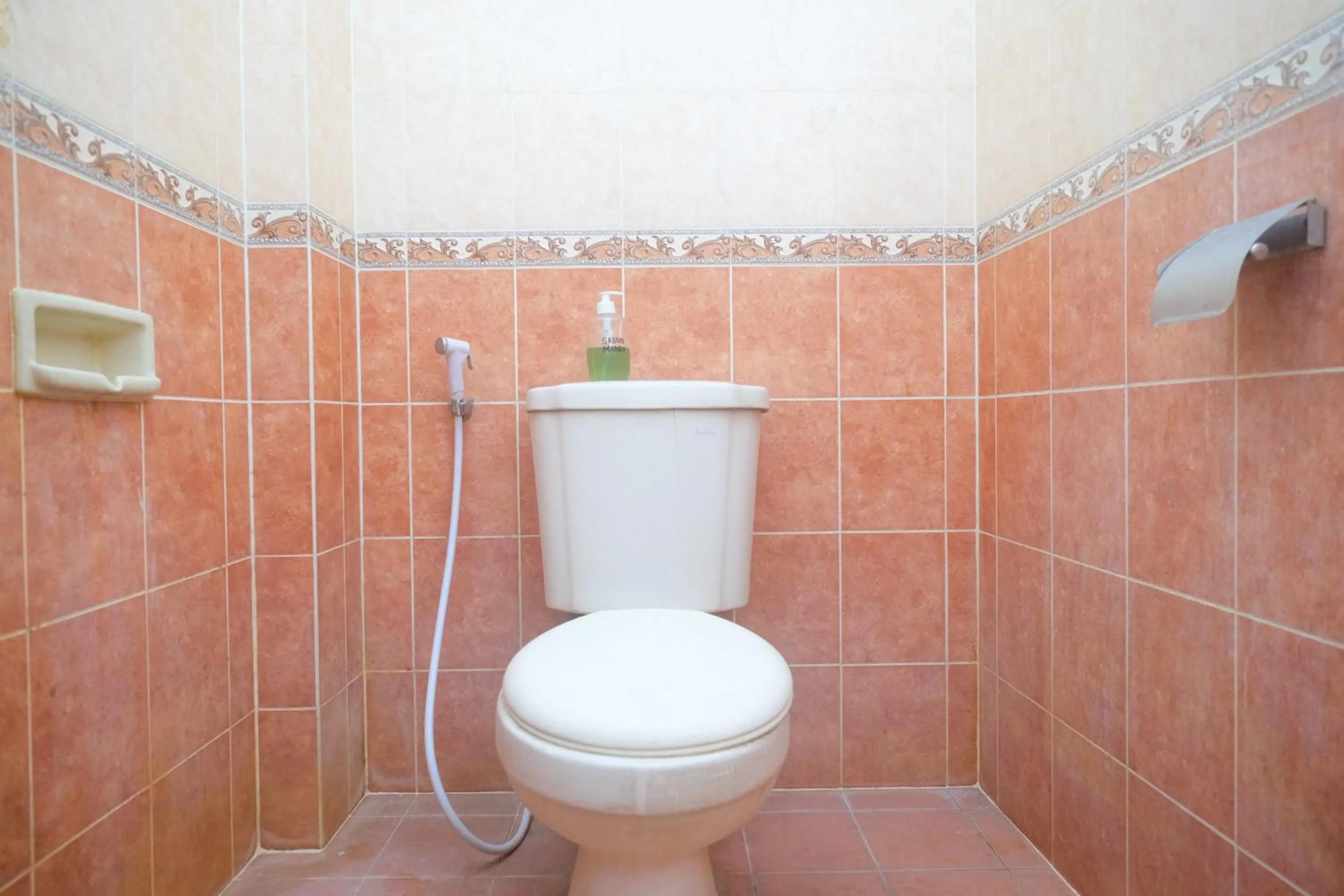 Bathroom in Urbanview Hotel Pondok Anggun Yogyakarta by RedDoorz