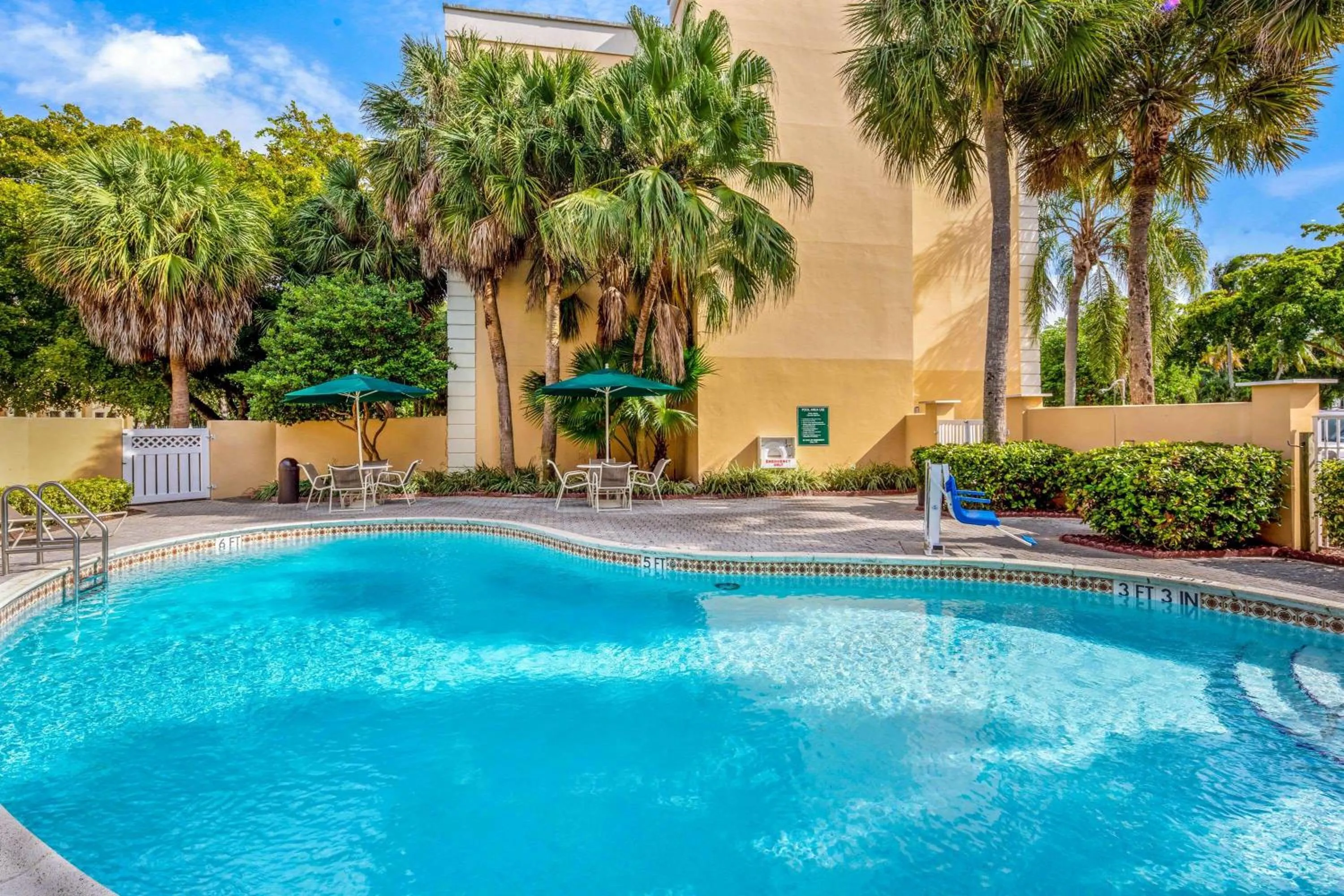 Pool view in La Quinta by Wyndham Miami Lakes