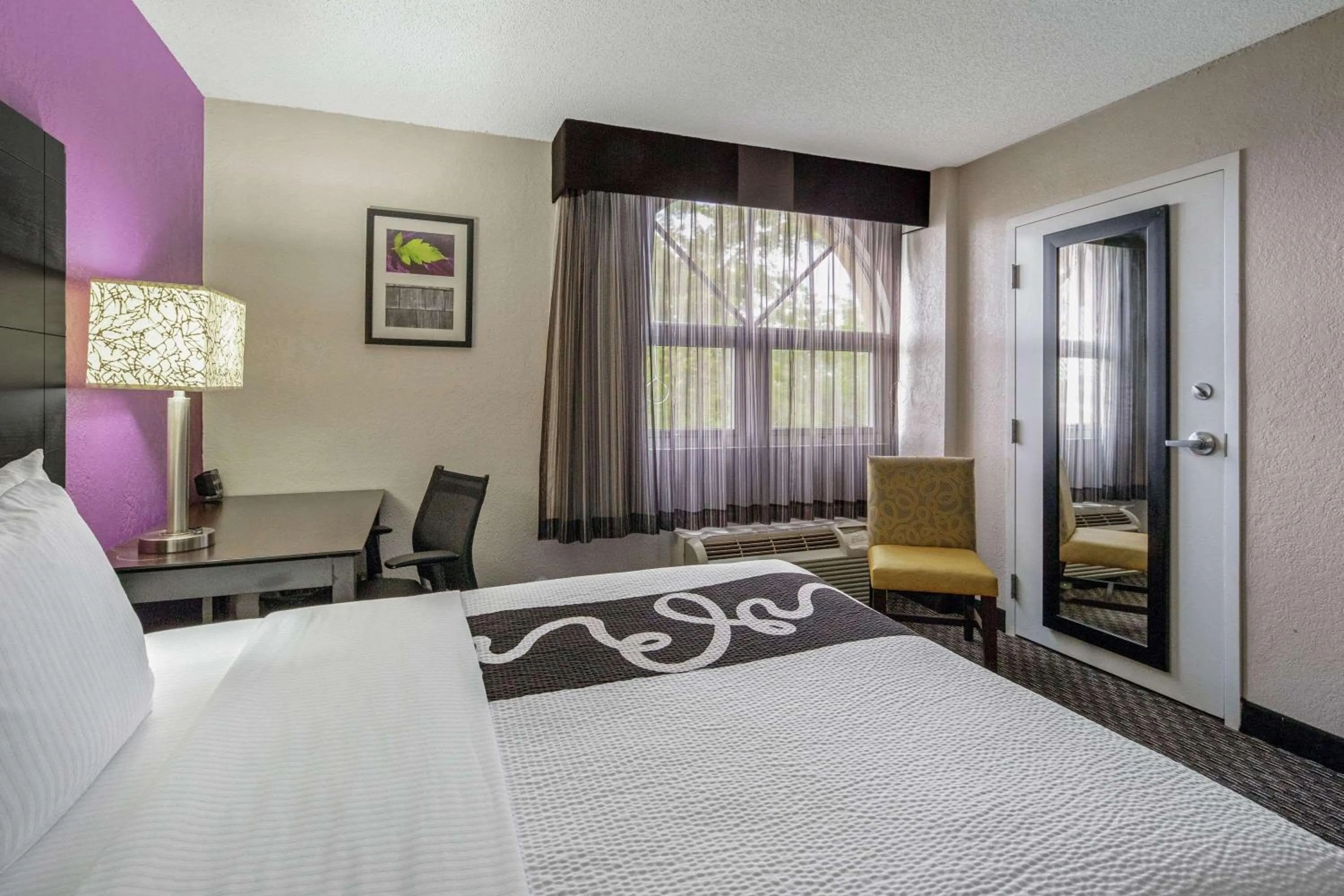 Photo of the whole room, Bed in La Quinta by Wyndham Miami Lakes