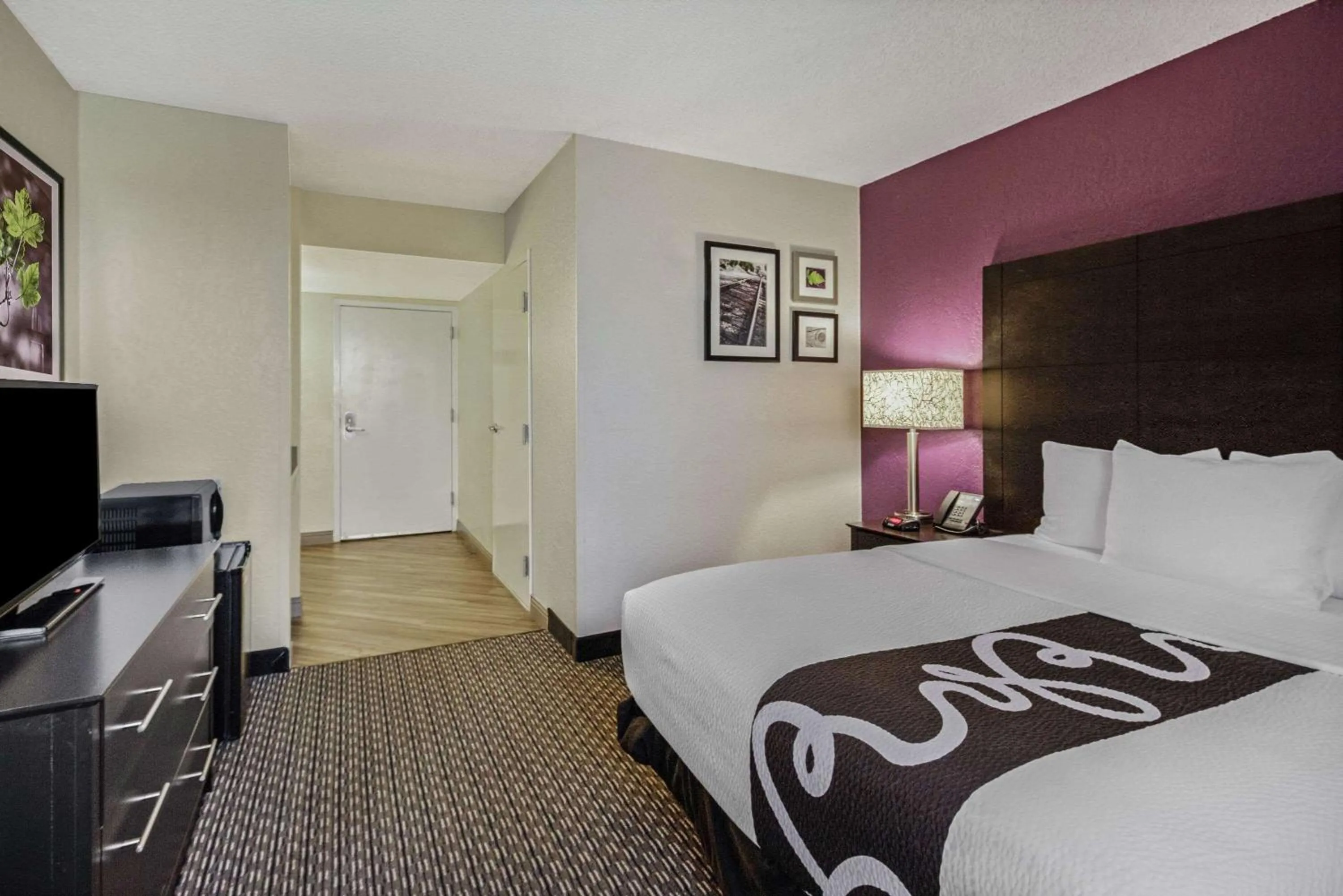 Photo of the whole room, Bed in La Quinta by Wyndham Miami Lakes