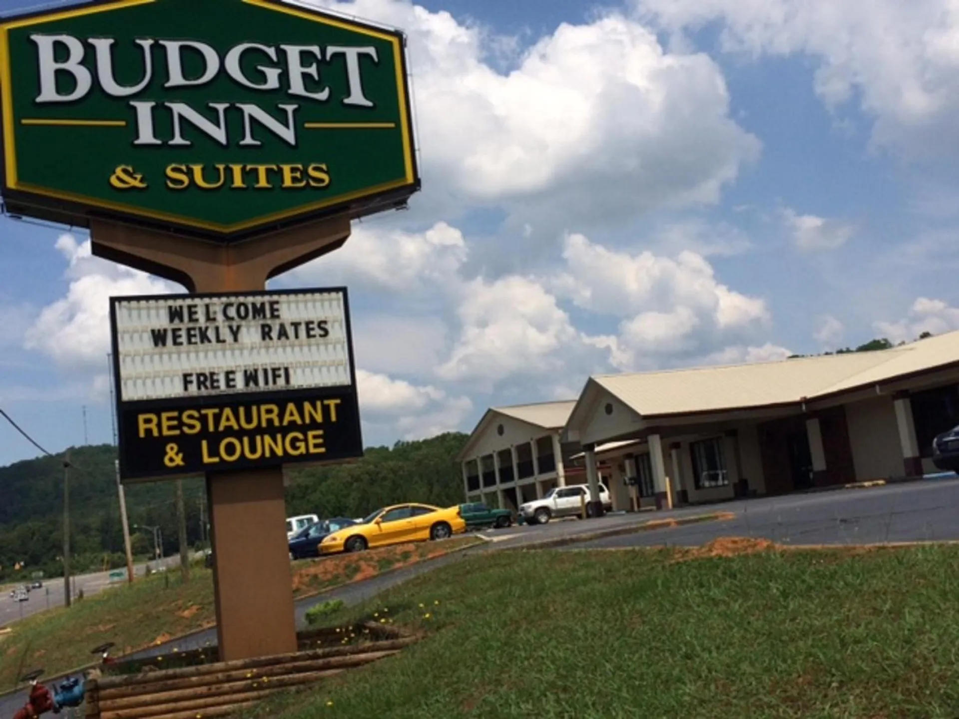 Property building in Budget Inn & Suites - Talladega