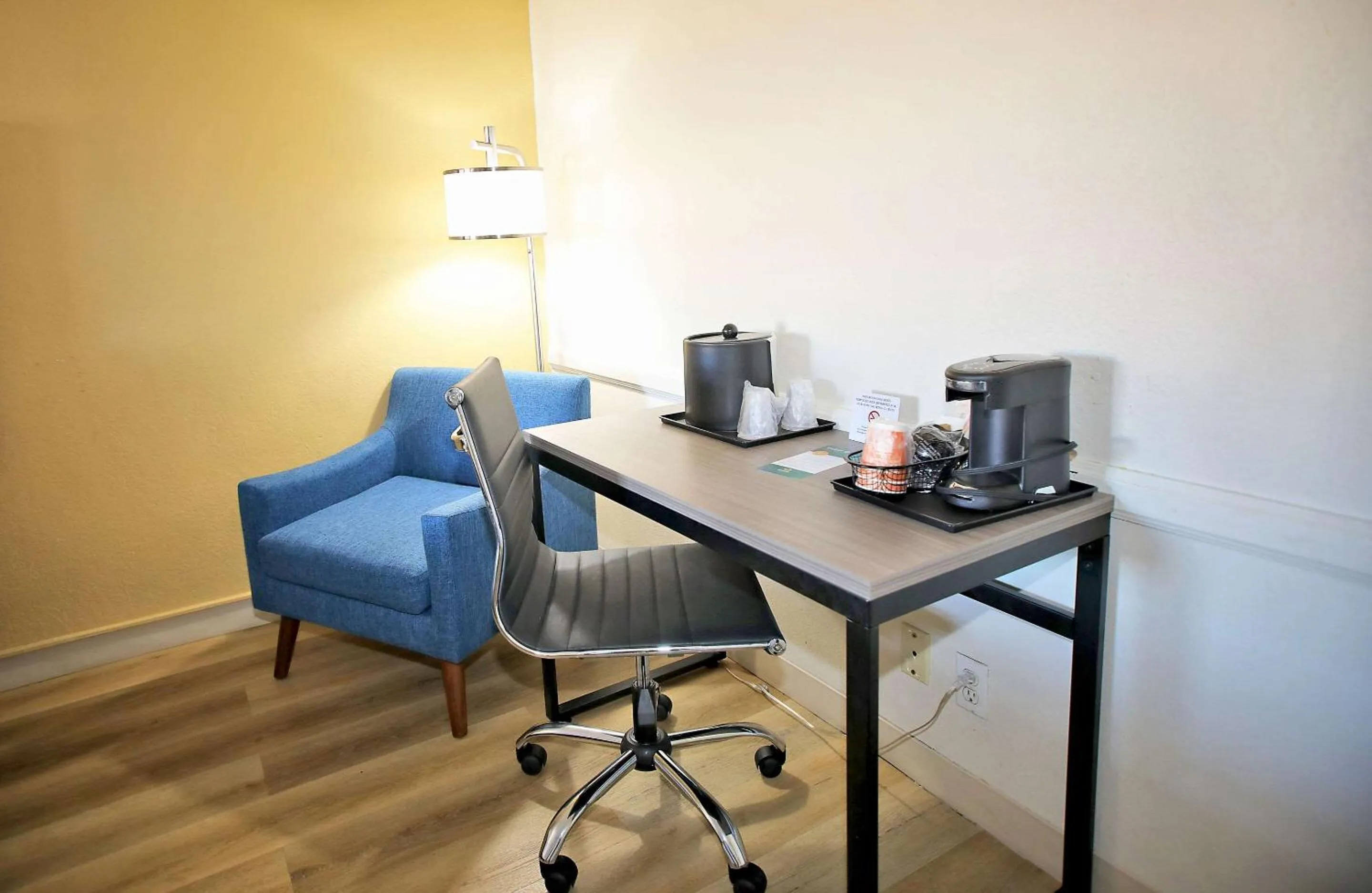 Seating area in Quality Inn Aurora Denver