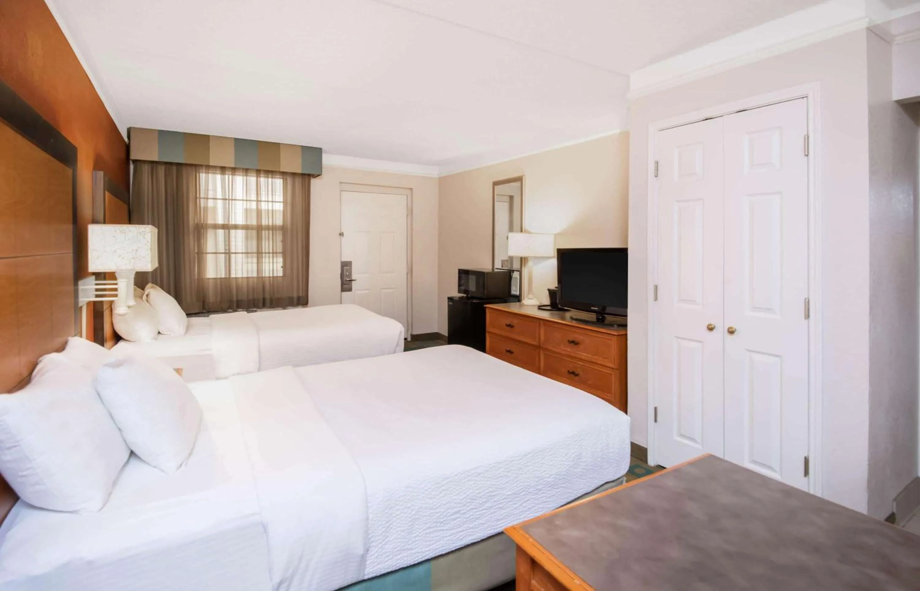 Photo of the whole room, Bed in La Quinta Inn by Wyndham Colorado Springs Garden of the Gods