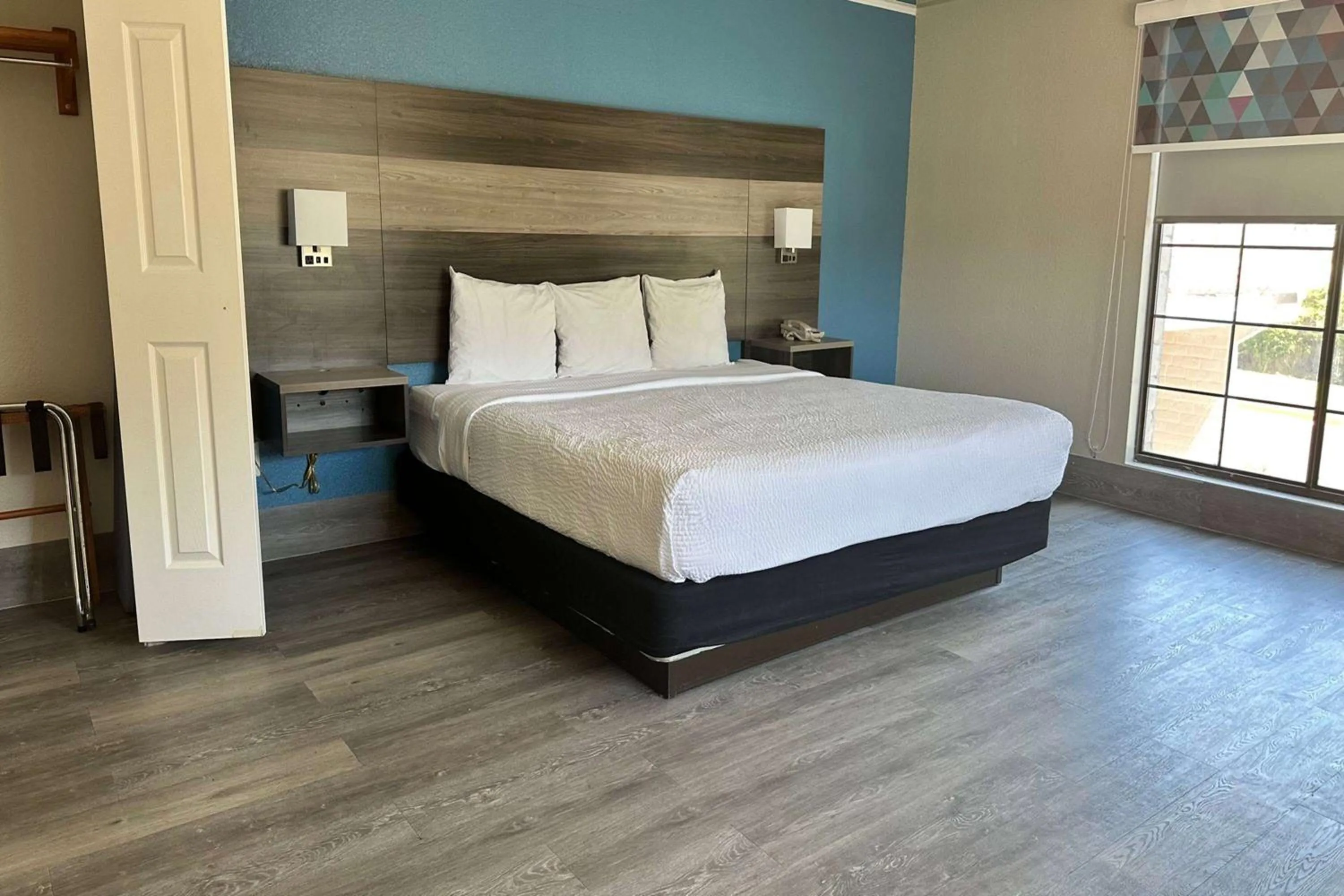 Photo of the whole room, Bed in La Quinta Inn by Wyndham San Diego Vista