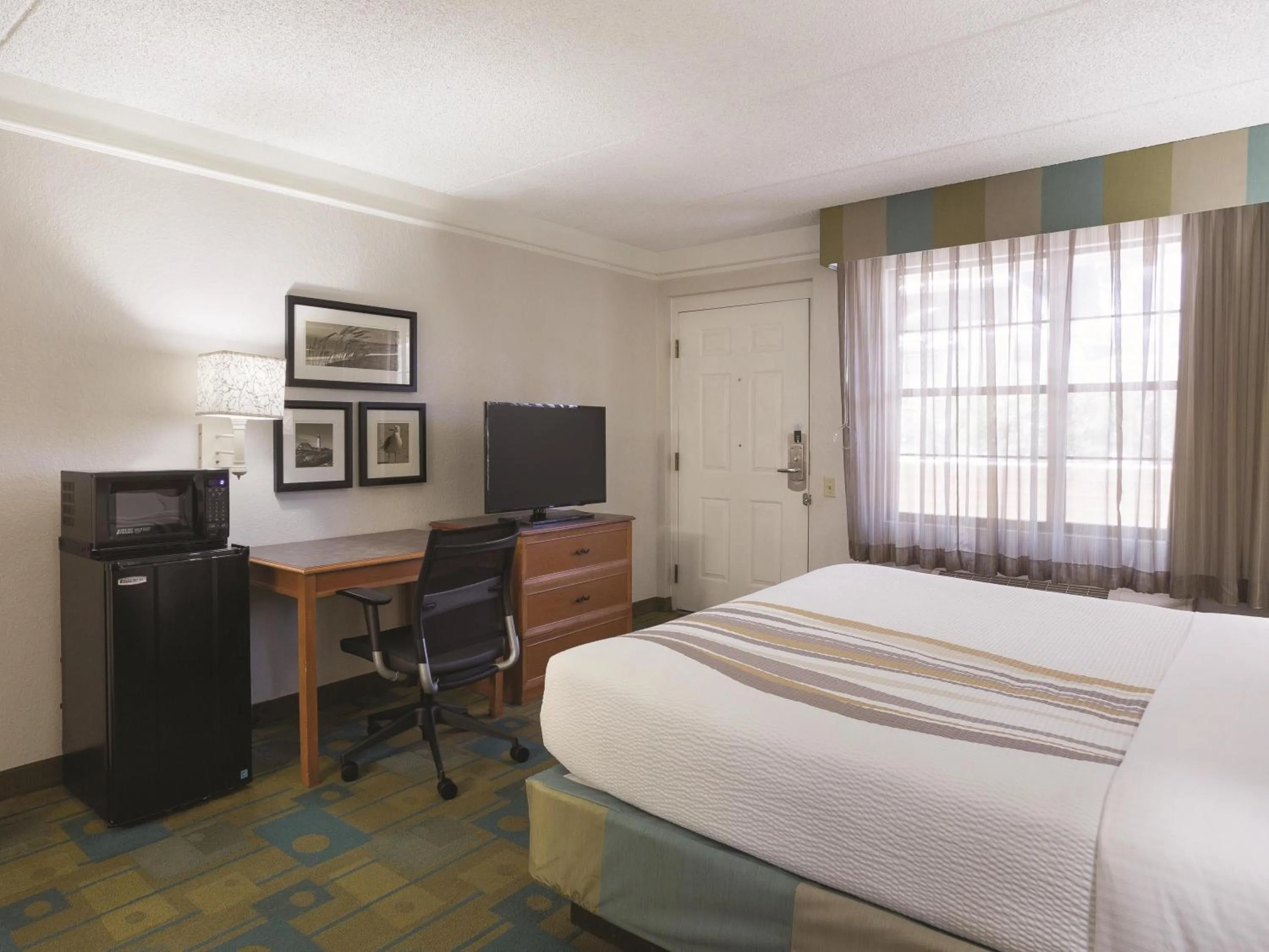 Photo of the whole room, Bed in La Quinta Inn by Wyndham San Diego Chula Vista