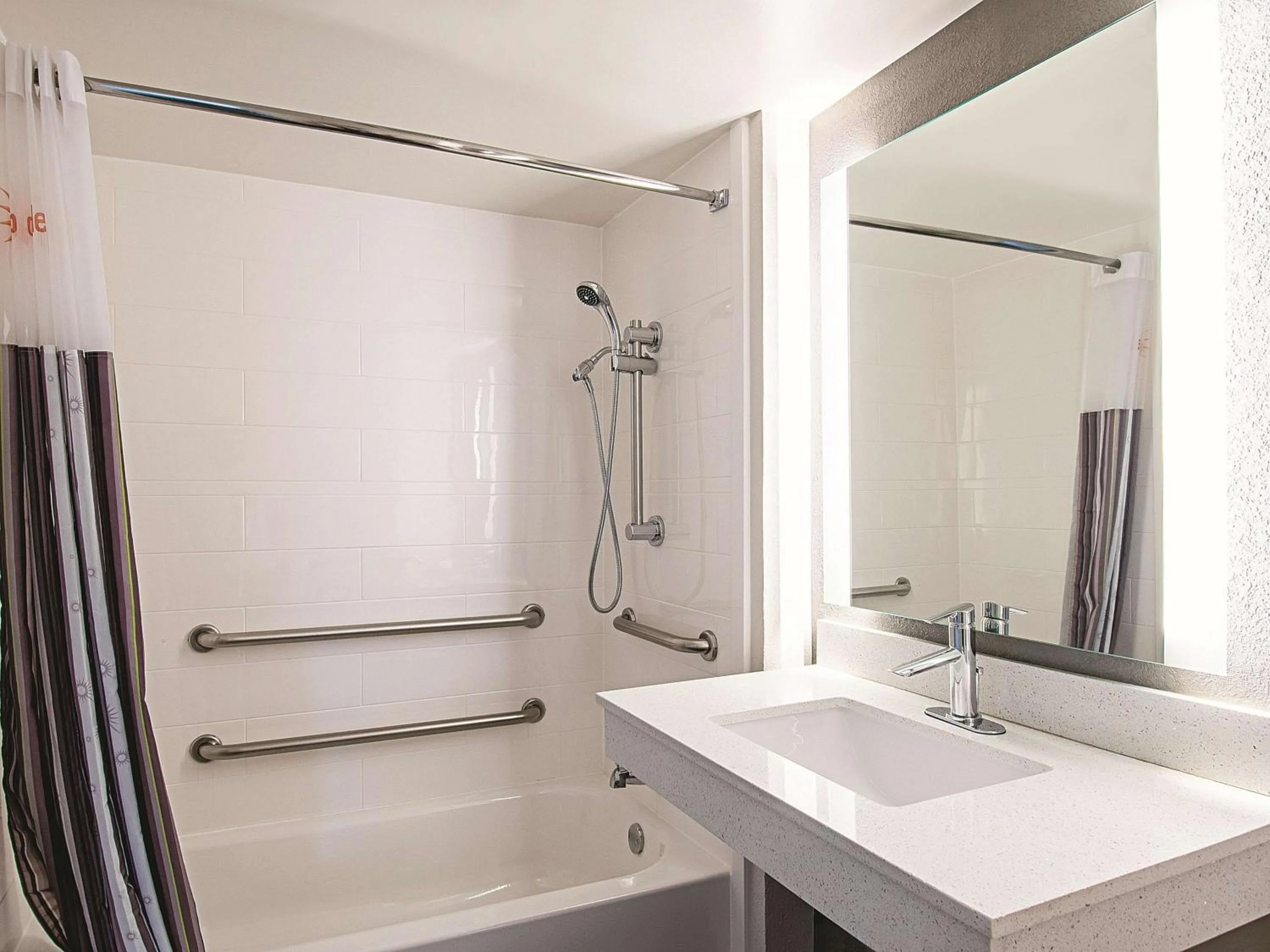 Photo of the whole room in La Quinta by Wyndham Cincinnati Sharonville