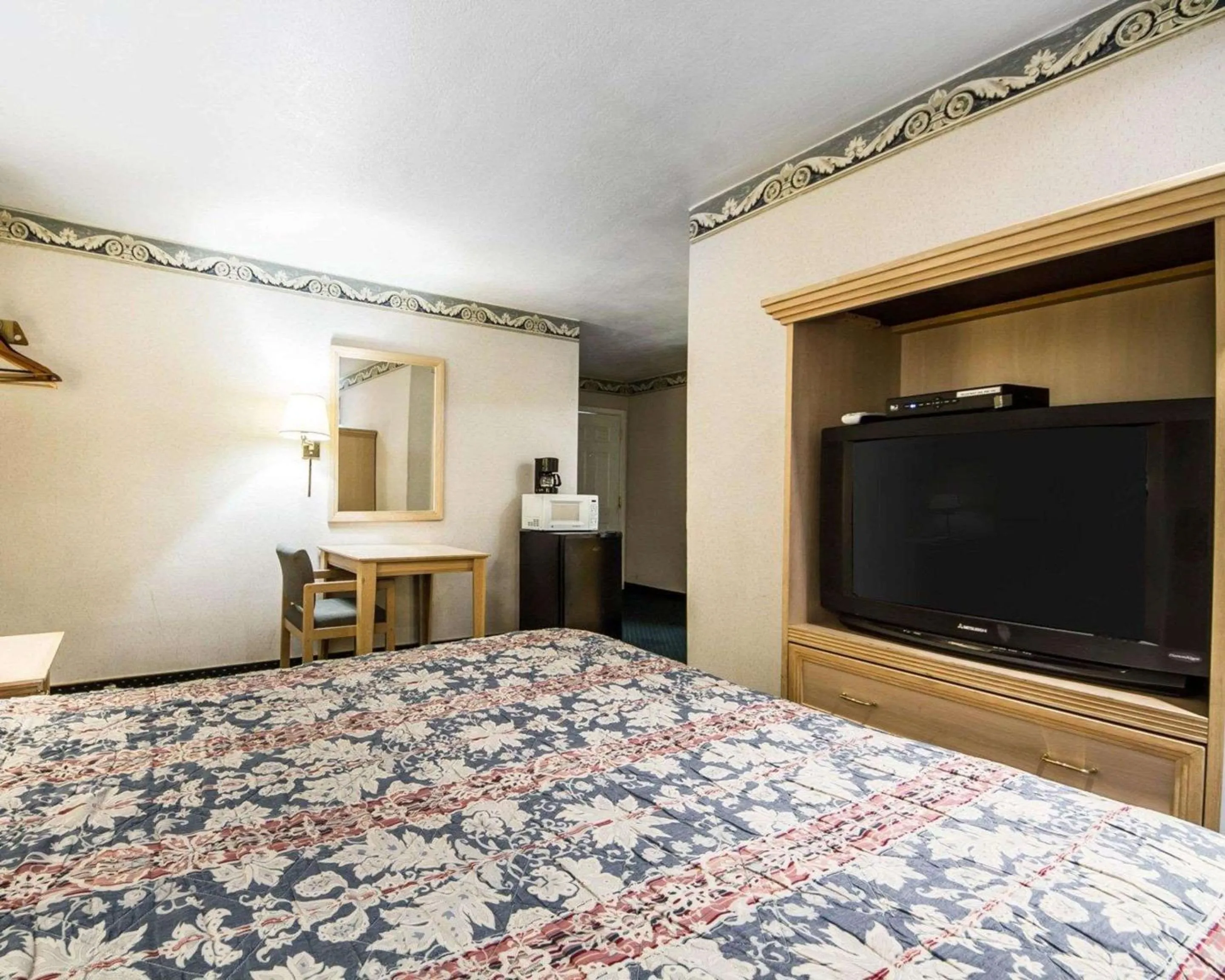 Photo of the whole room, Bed in Rodeway Inn Monterey Near Fairgrounds