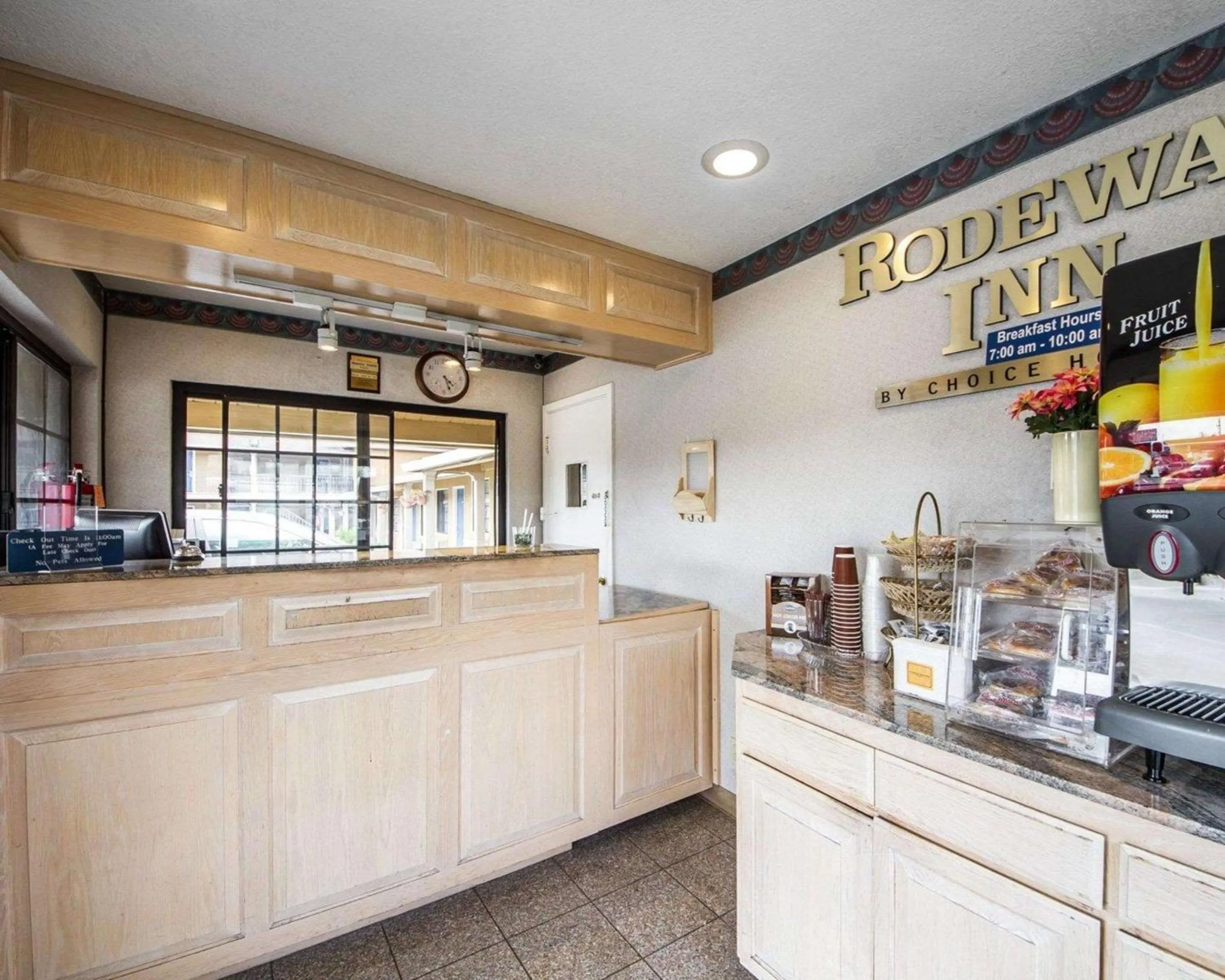 Lobby or reception in Rodeway Inn Monterey Near Fairgrounds