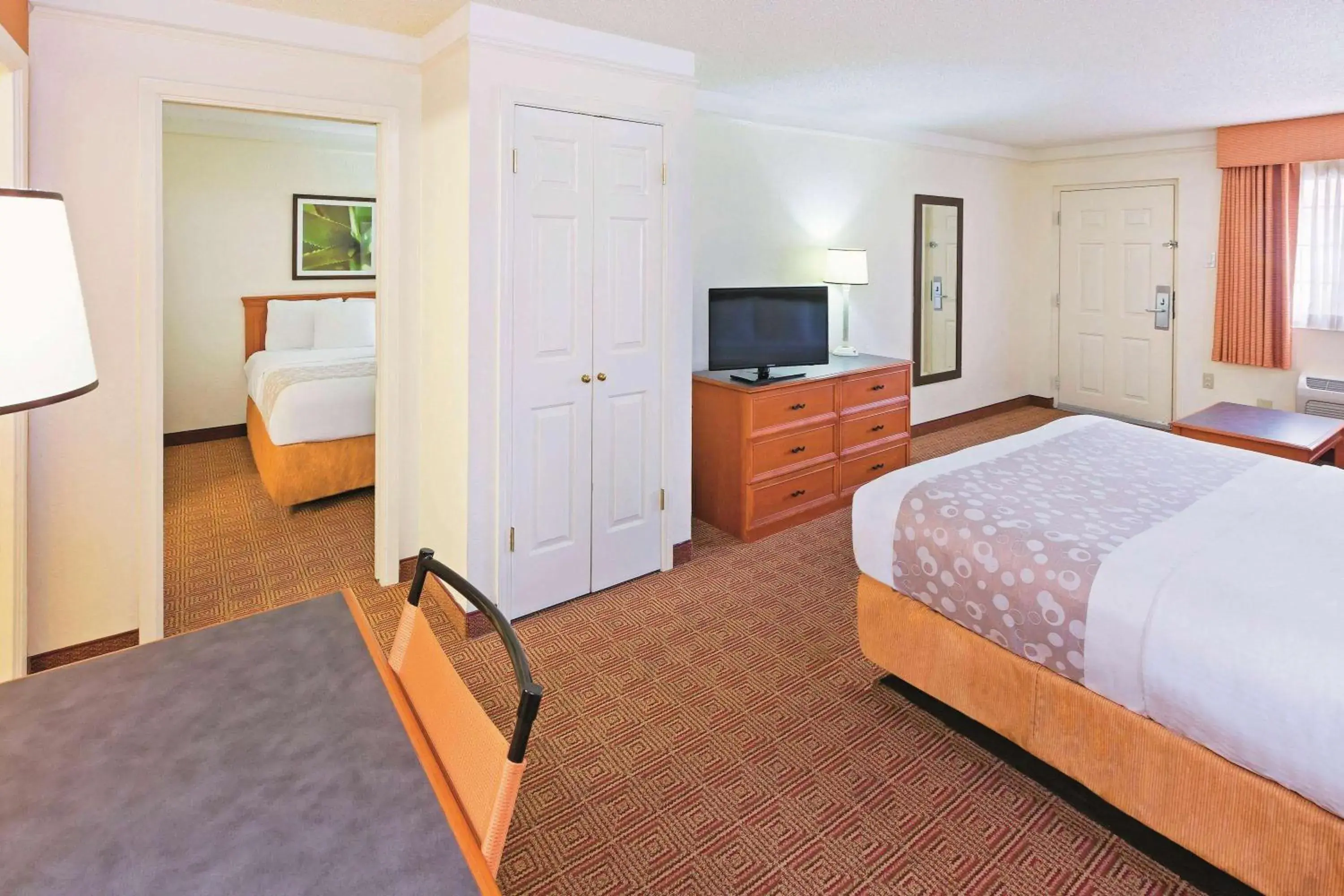 Two Bedroom Suite with One King and Two Queen Beds in Super 8 by Wyndham San Antonio Near SeaWorld Ingram Park Two Bedroom Suite with One King and Two Queen Beds in Super 8 by Wyndham San Antonio Near SeaWorld Ingram Park