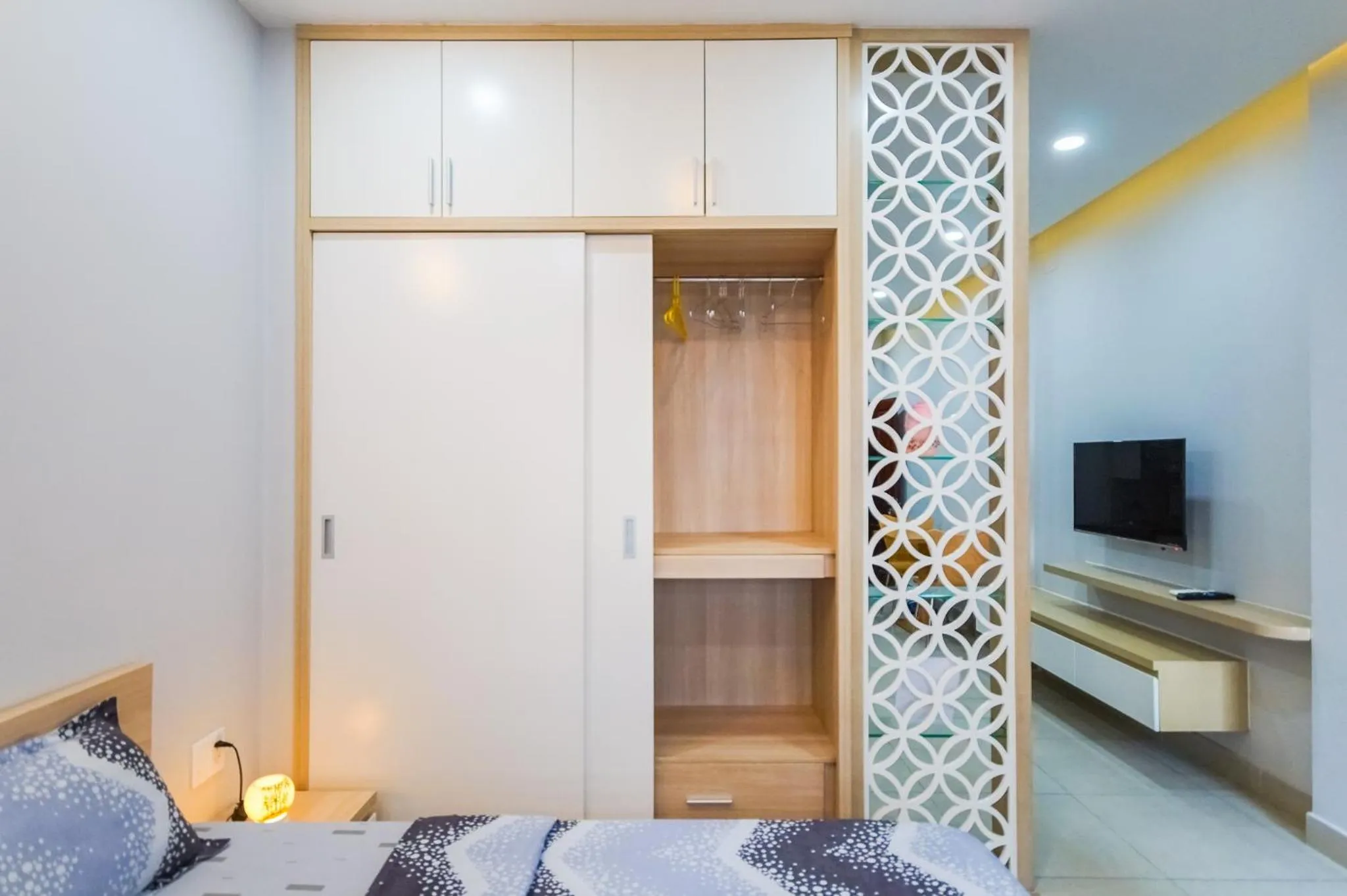 Communal lounge/ TV room, Bed in GEM Apartment